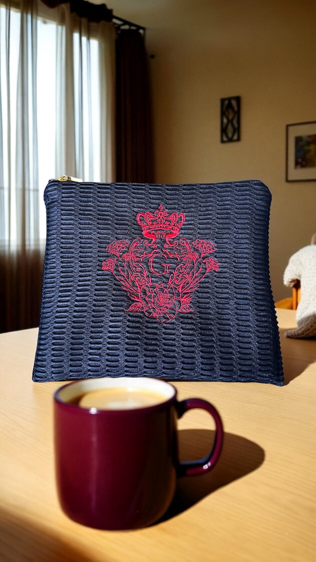 Pochette XL Noir doublure en cretonne enduite Noir et son logo Rouge