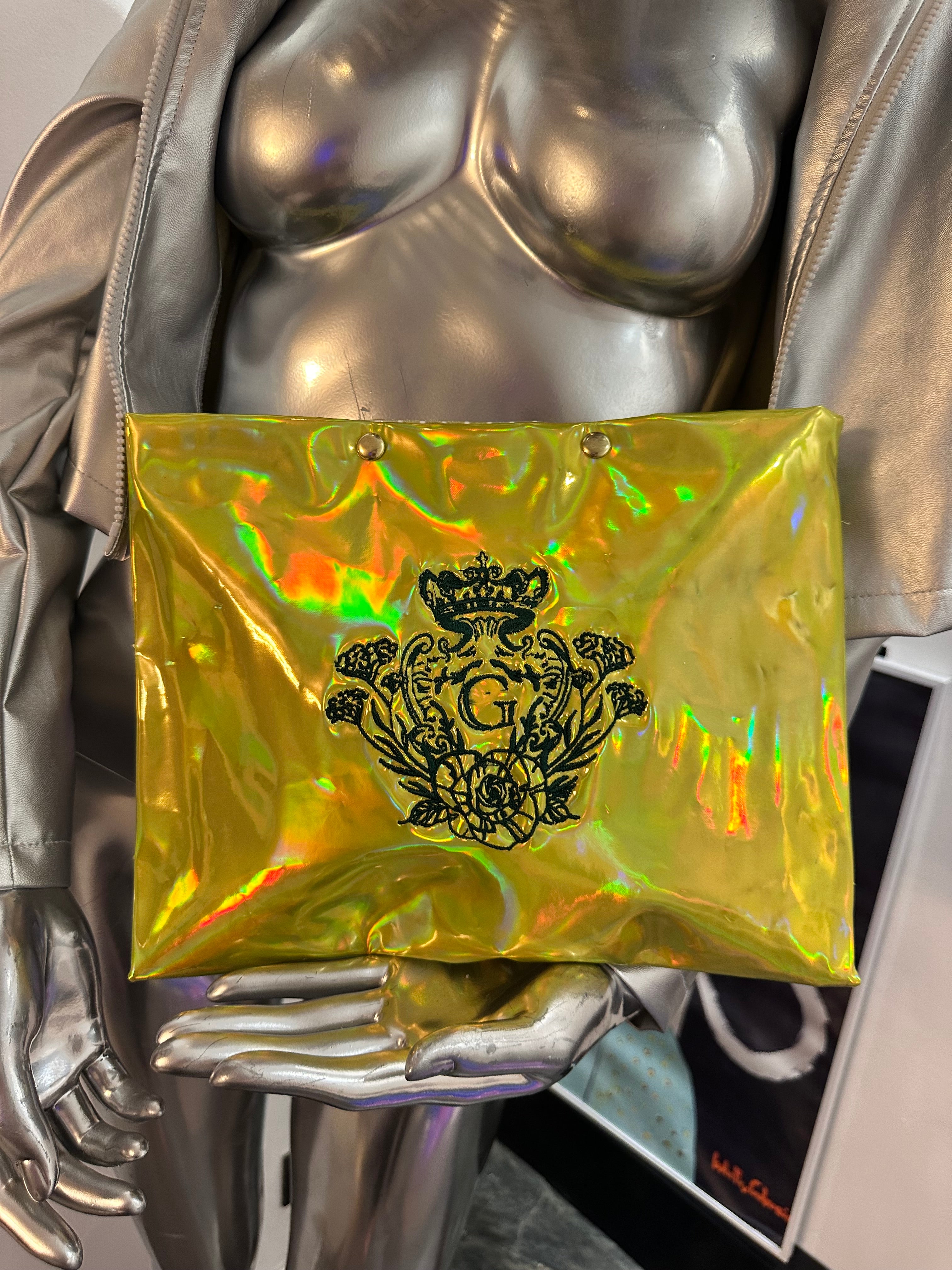 Pochette XL Jaune en simili miroir avec sa doublure plastifié Blanche et son logo Vert (fermeture aimant )