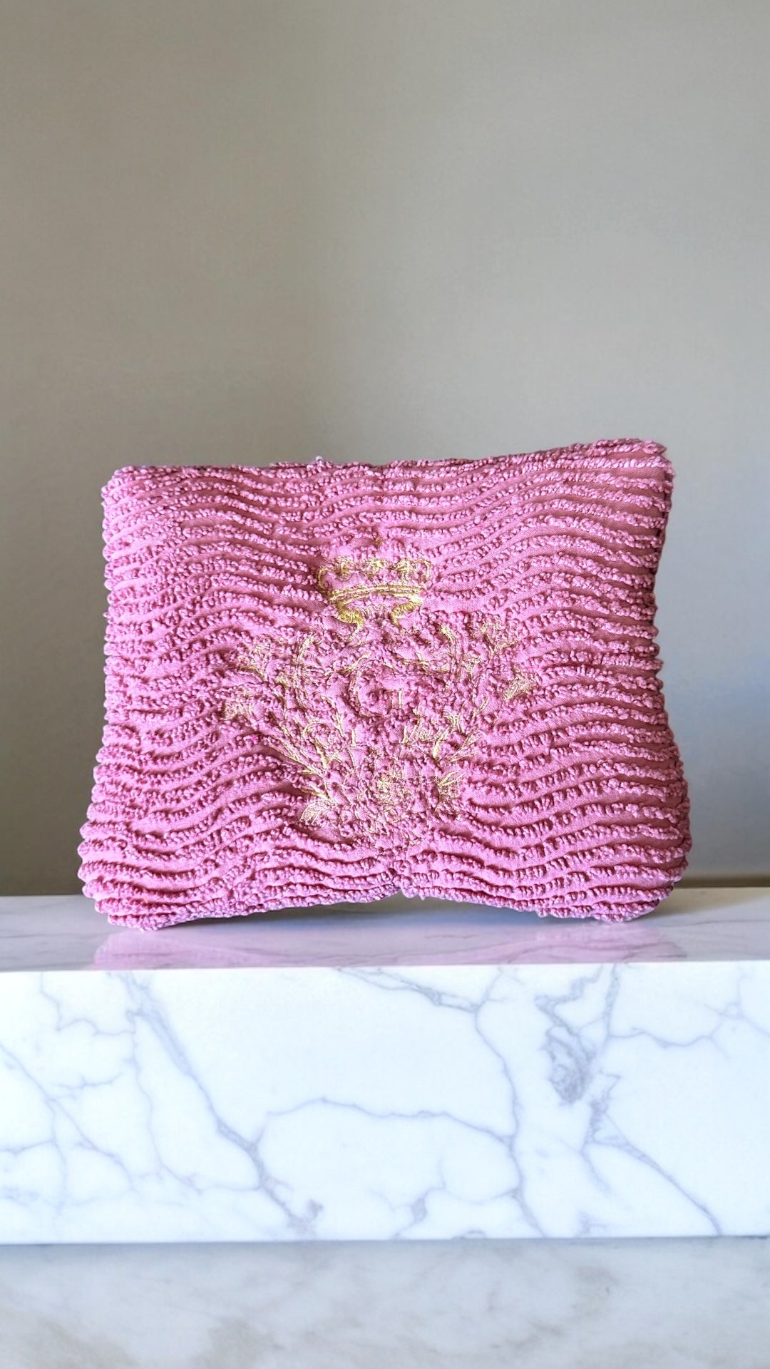 Pochette XL vieux rose doublure en cretonne enduite beige et son logo Doré