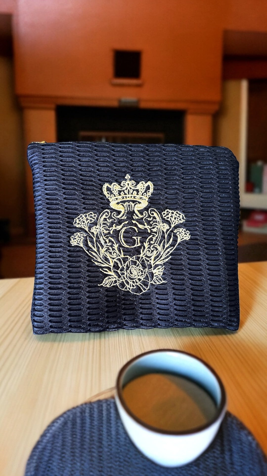 Pochette XL Noir doublure en cretonne enduite Noir et son logo Doré