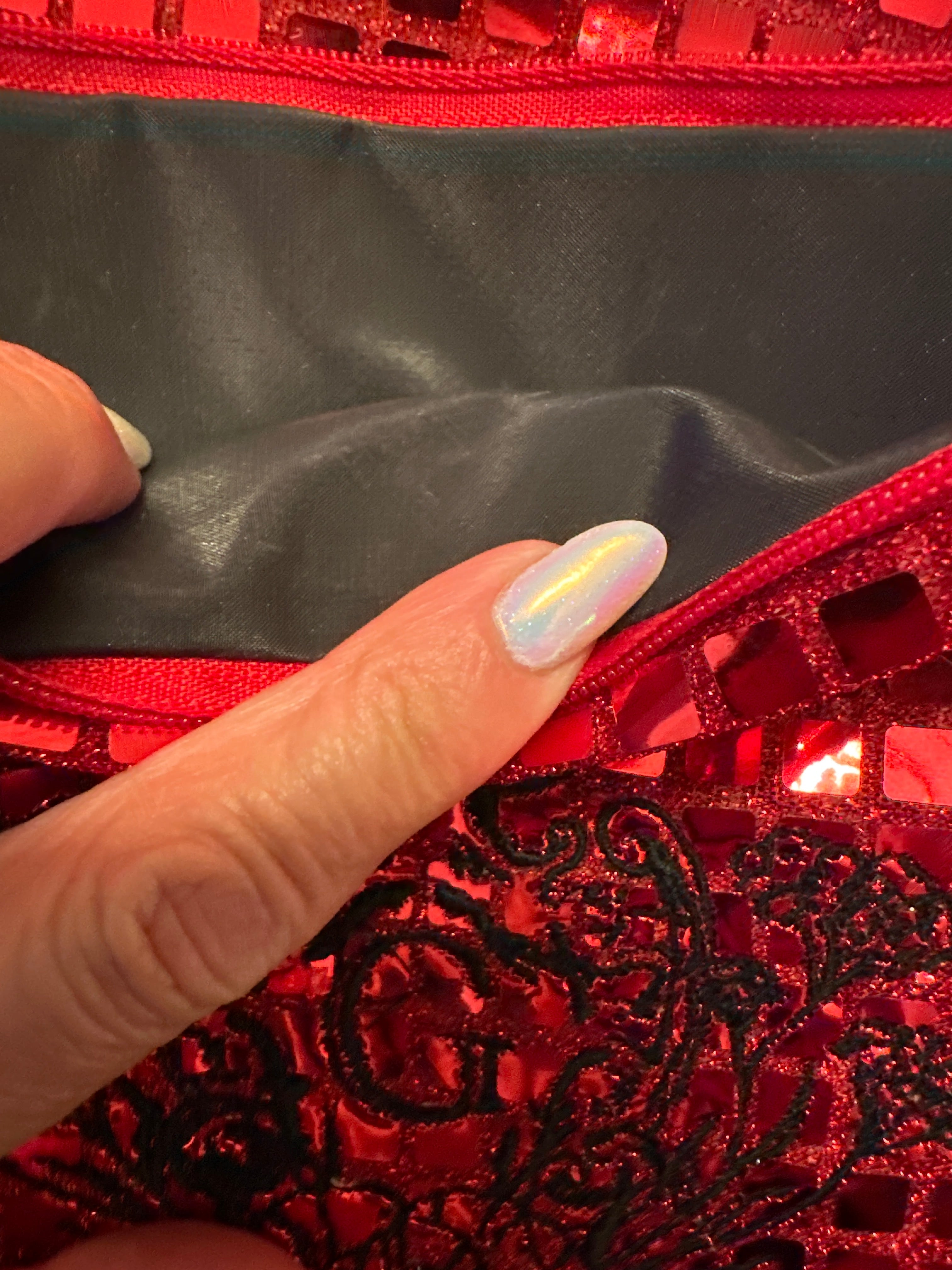 Pochette S paillettes carrées Rouge sa doublure blanche et son logo Noir