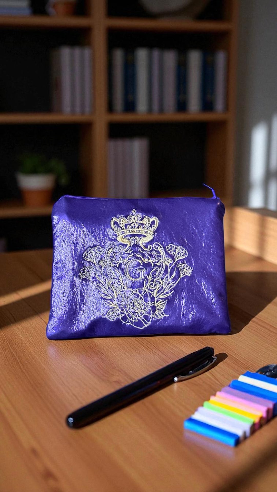 Pochette S Mauve en simili doublure en cretonne enduite beige et son logo Doré