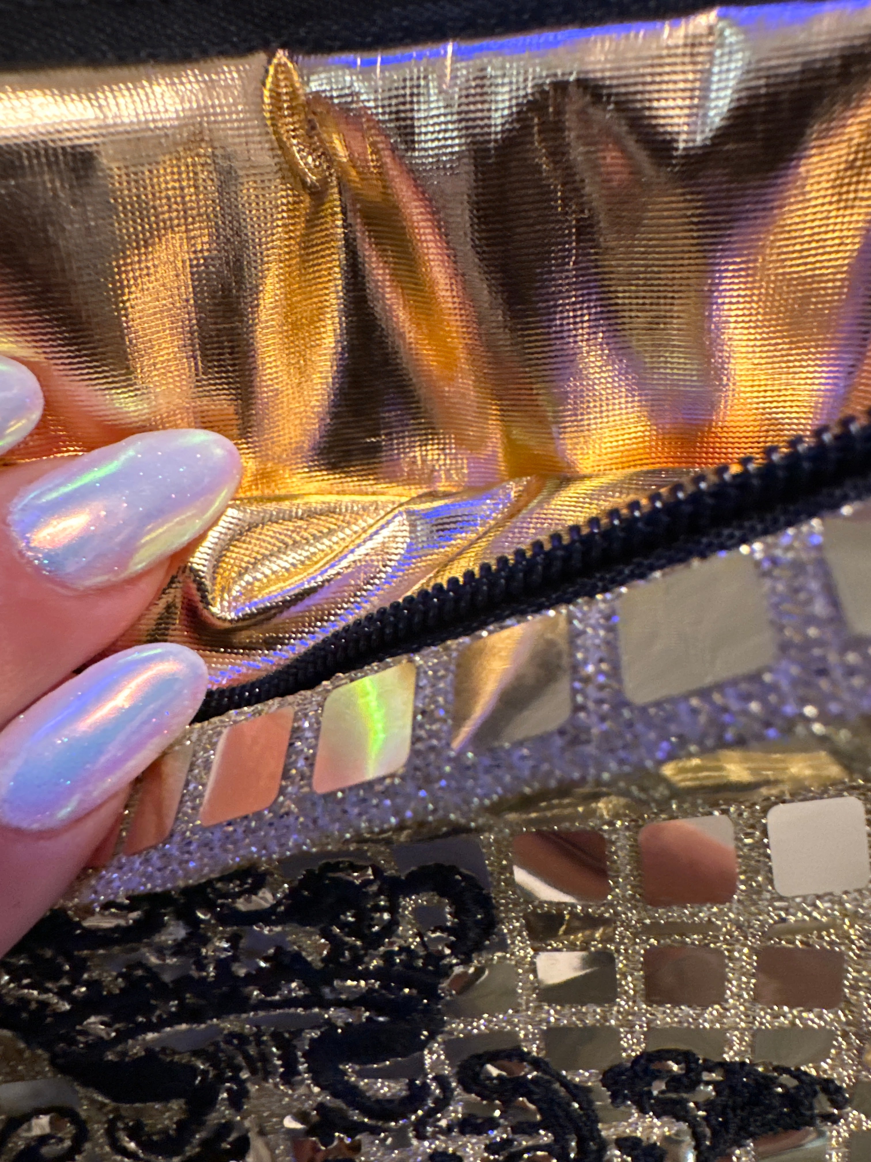 Pochette S paillettes carrées Dorée sa doublure Argentée  et son logo Noir