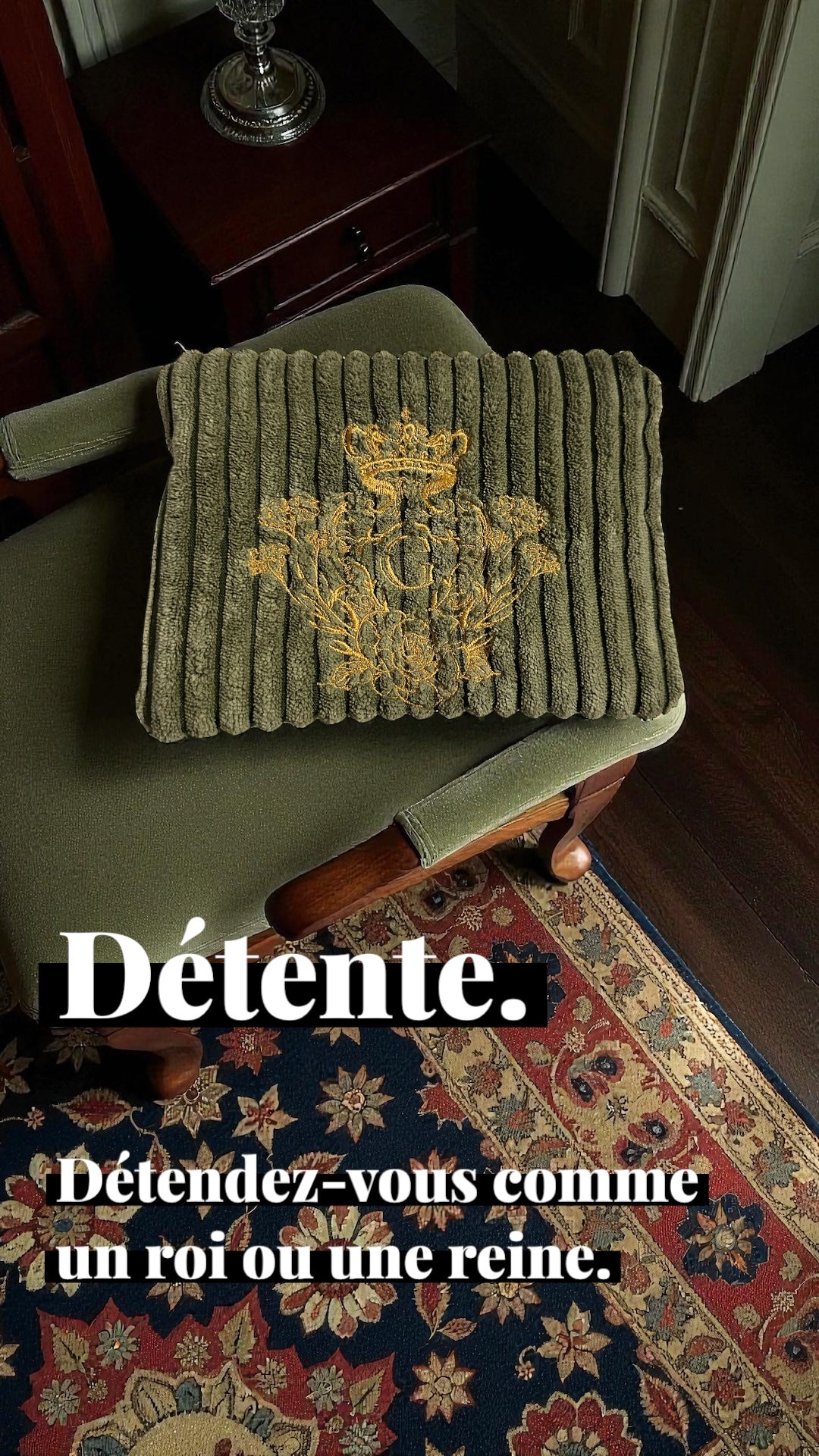 Pochette S en velours côtelé modèle «Maddie »de couleur Kaki et son logo brodé Doré