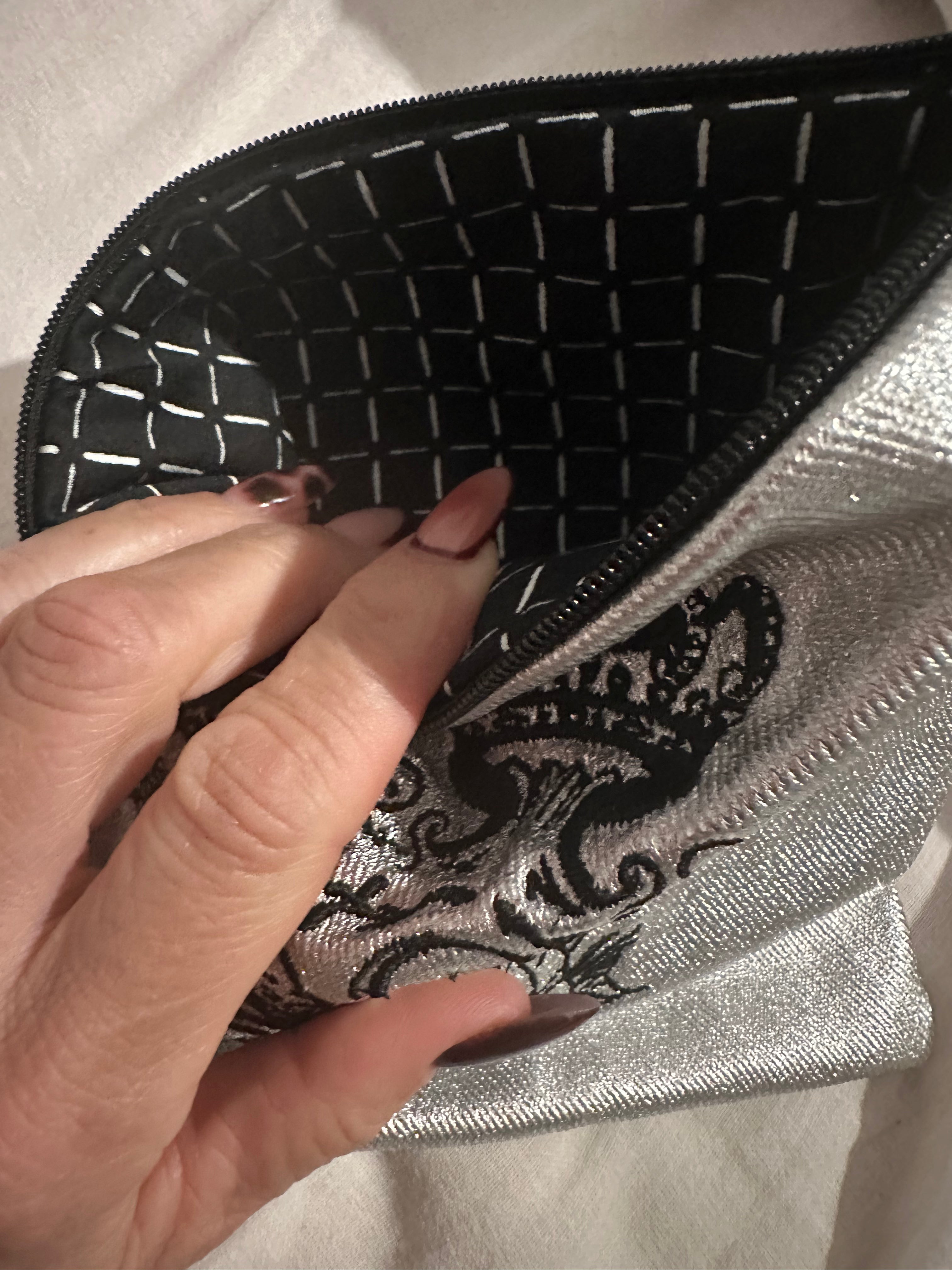 Pochette argentée et son logo Noir