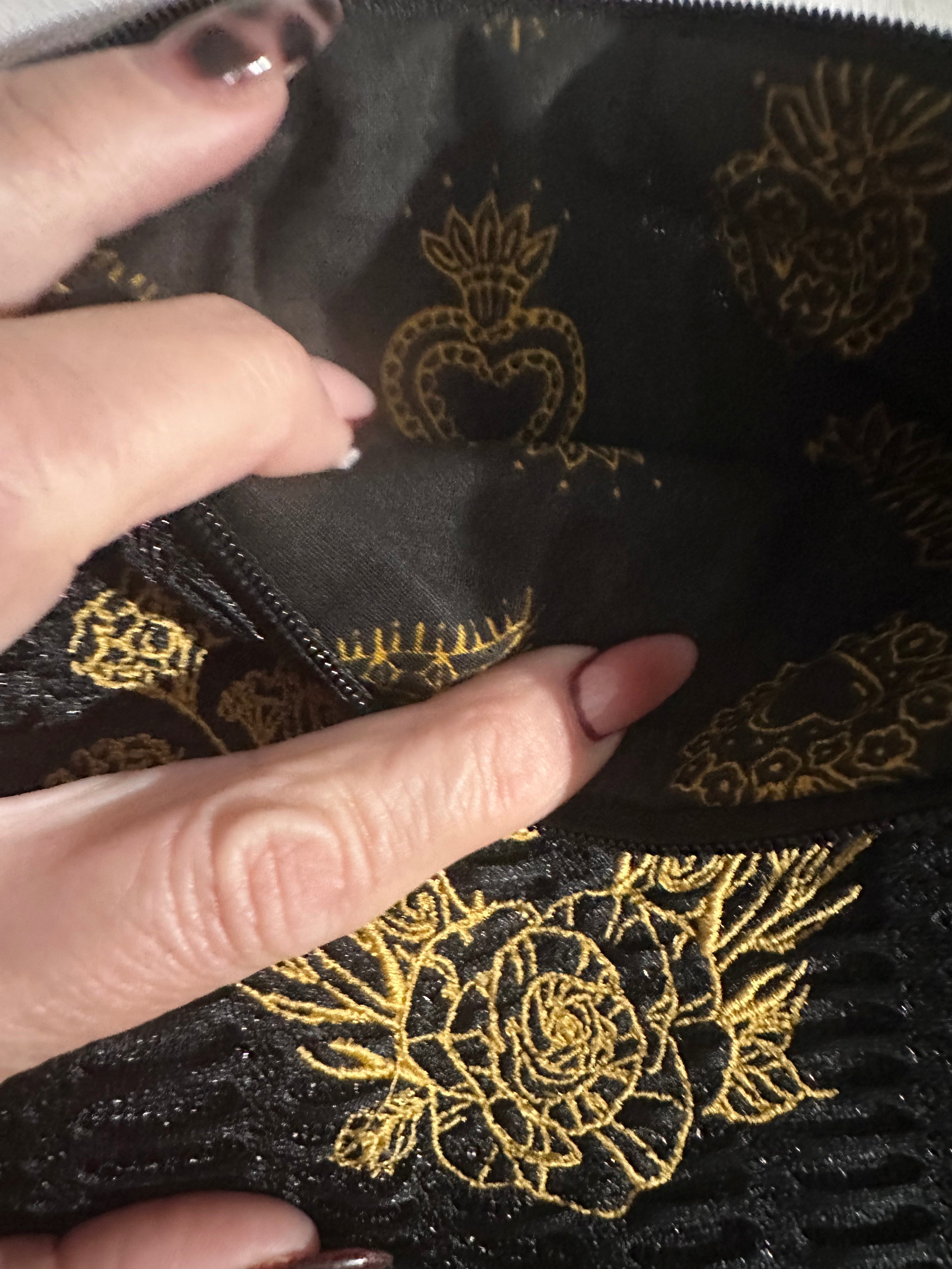 Pochette S Noir et son logo Doré