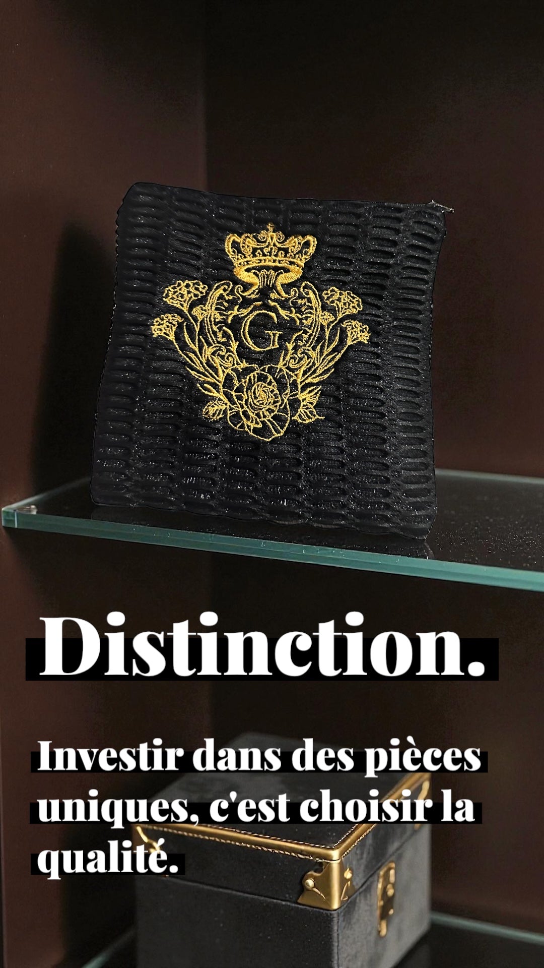 Pochette S Noir et son logo Doré