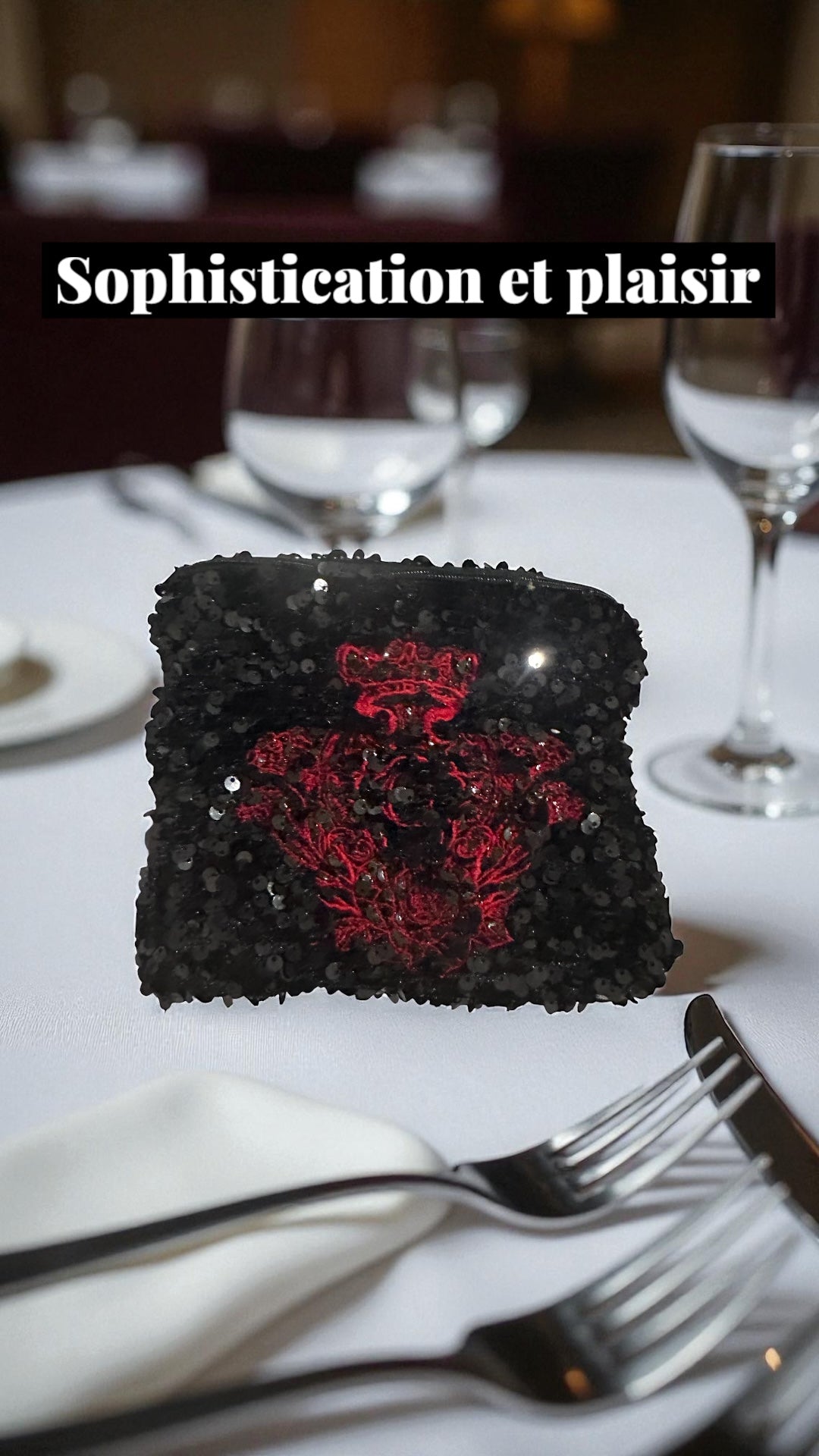 Pochette S Noir avec sequins doublure coton et son logo Rouge