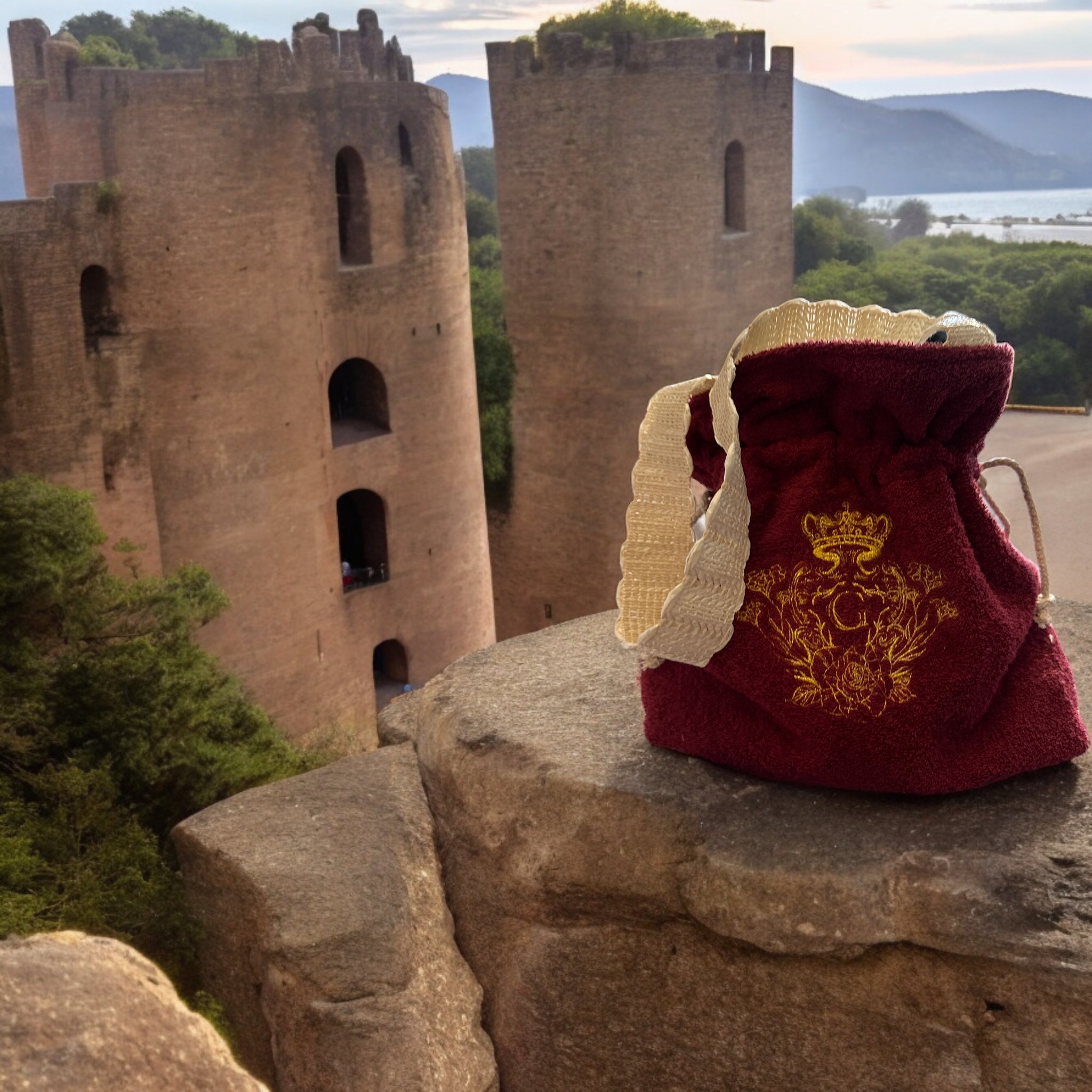 Modèle sac cabas moyen en éponge Bordeaux intérieur en cretonne enduite dorée et son logo Doré