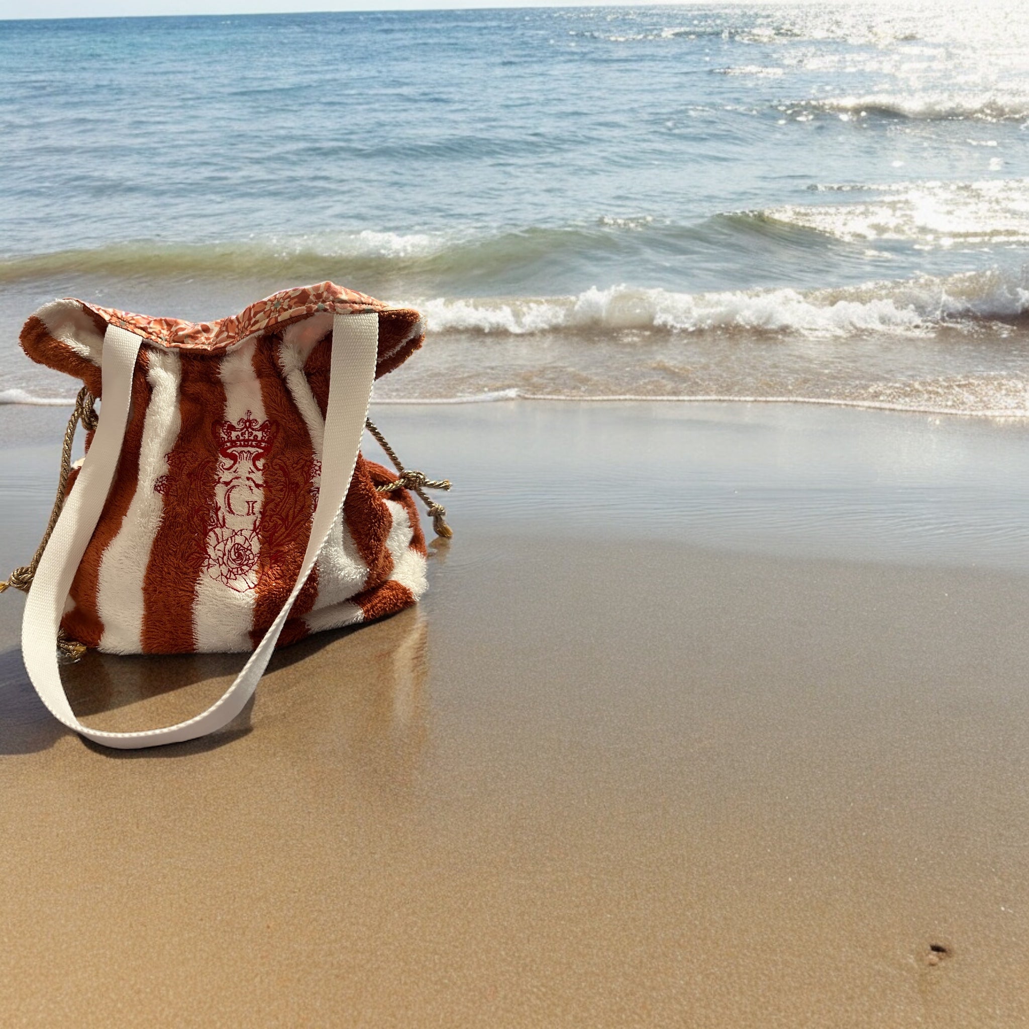 Modèle sac cabas Moyen en éponge coton rayé terracotta(Blanc et Orange) intérieur en cretonne enduite Rouge Thème Azulejos Logo Rouge