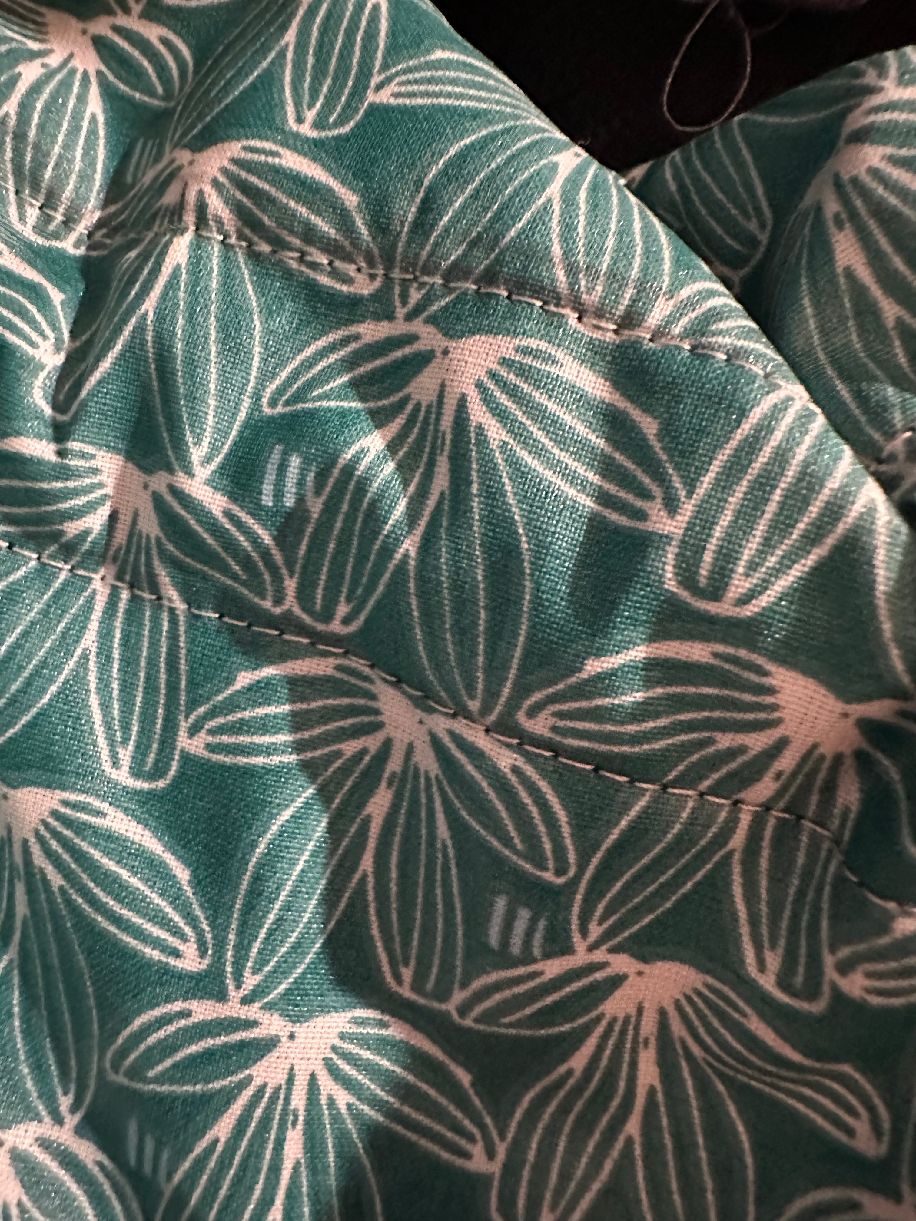 Modèle Mini sac cabas en éponge coton rayé bicolore Celadon (Blanc et Vert) intérieur en cretonne enduite Blanche et Verte Thème feuillage et son Logo Noir