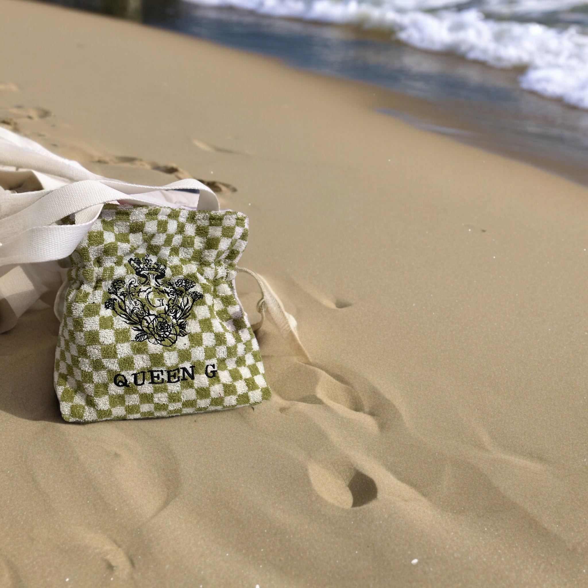 Modèle Mini sac cabas en éponge Verte et carreaux Blancs intérieur en cretonne enduite dorée et son logo Noir