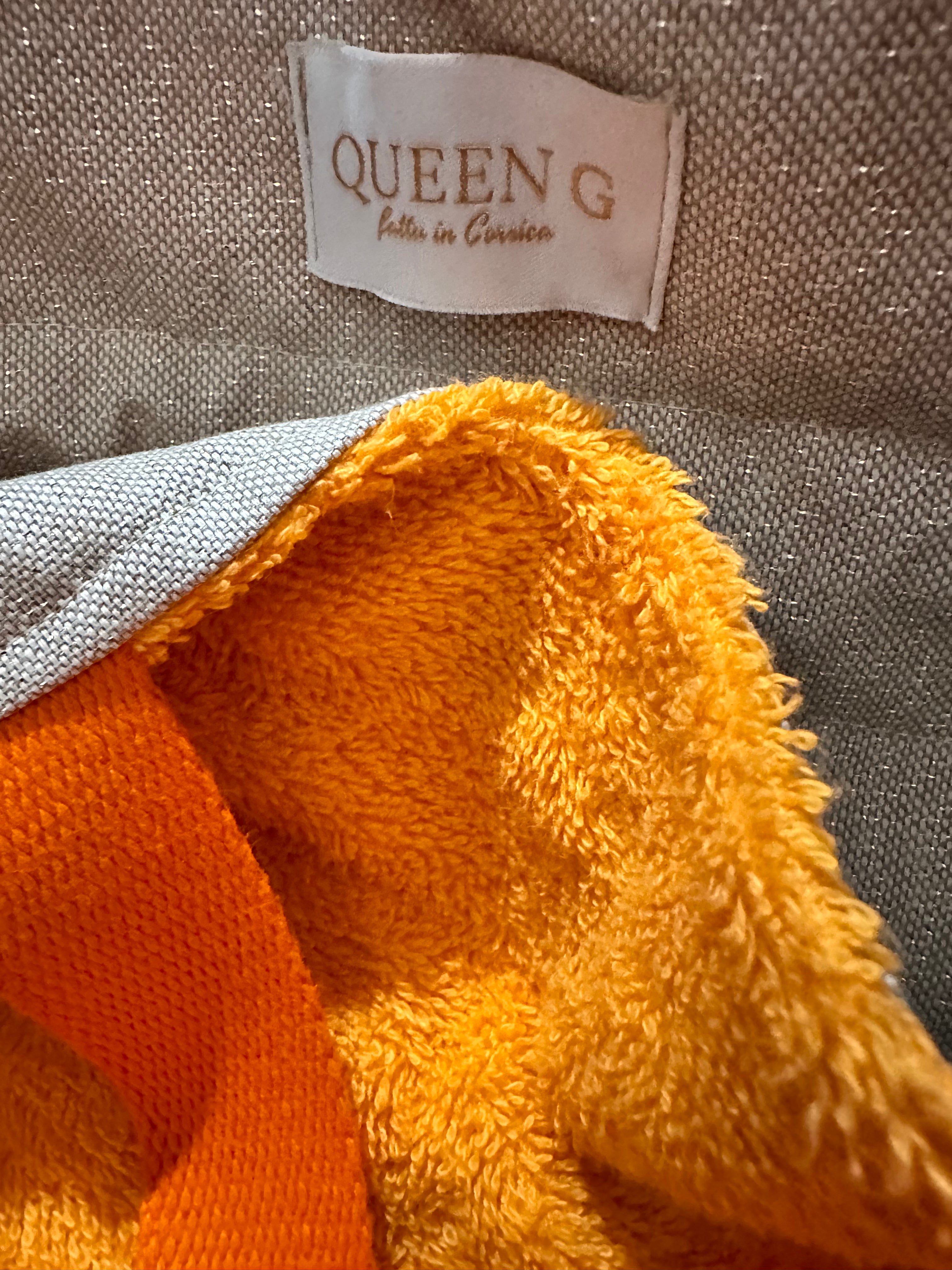 Modèle sac cabas XL éponge coton Orange intérieur en cretonne enduite dorée paillette et son logo Noir