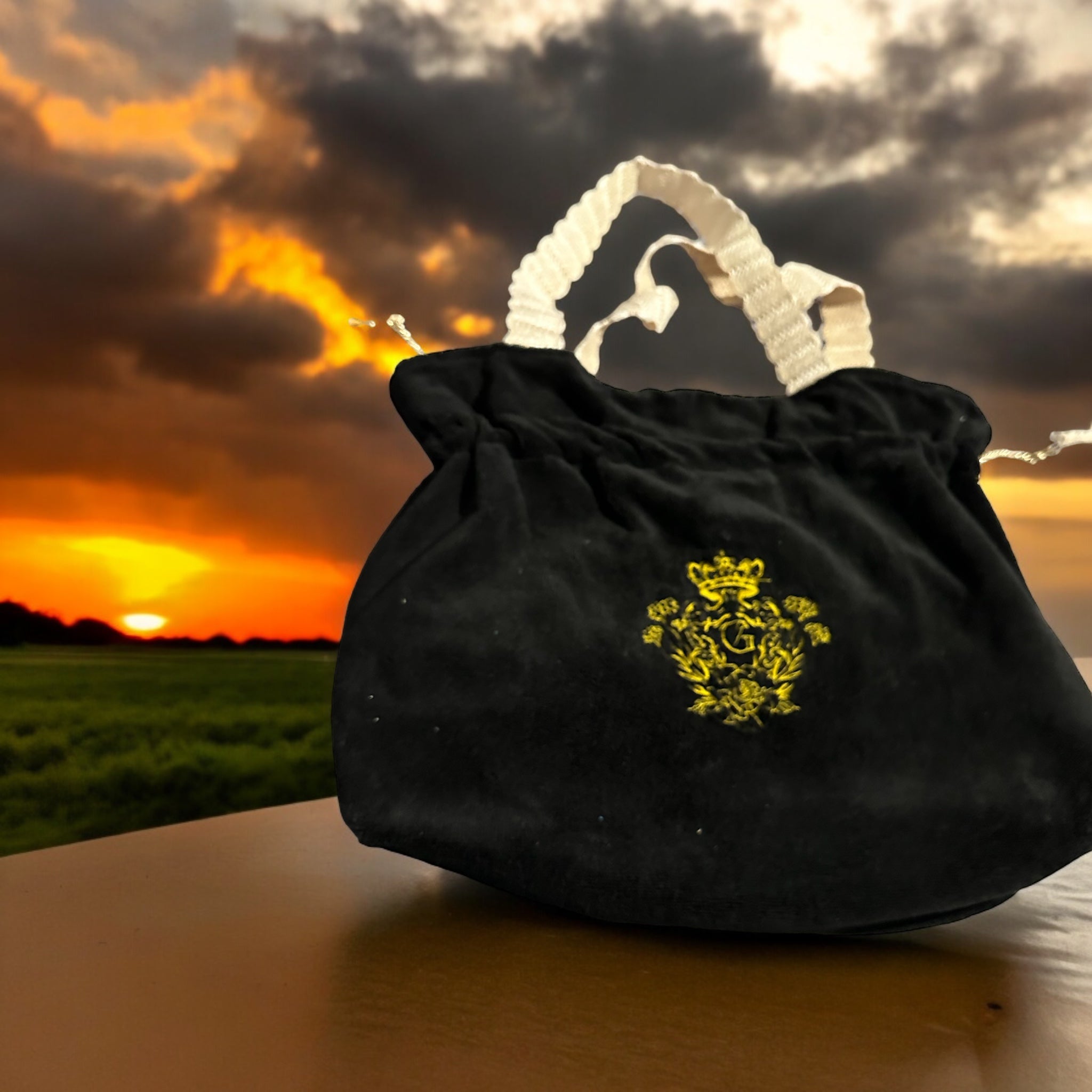 Modèle sac cabas XL en éponge Bambou de couleur Noir intérieur en cretonne enduite Thème Fleurs Logo Doré