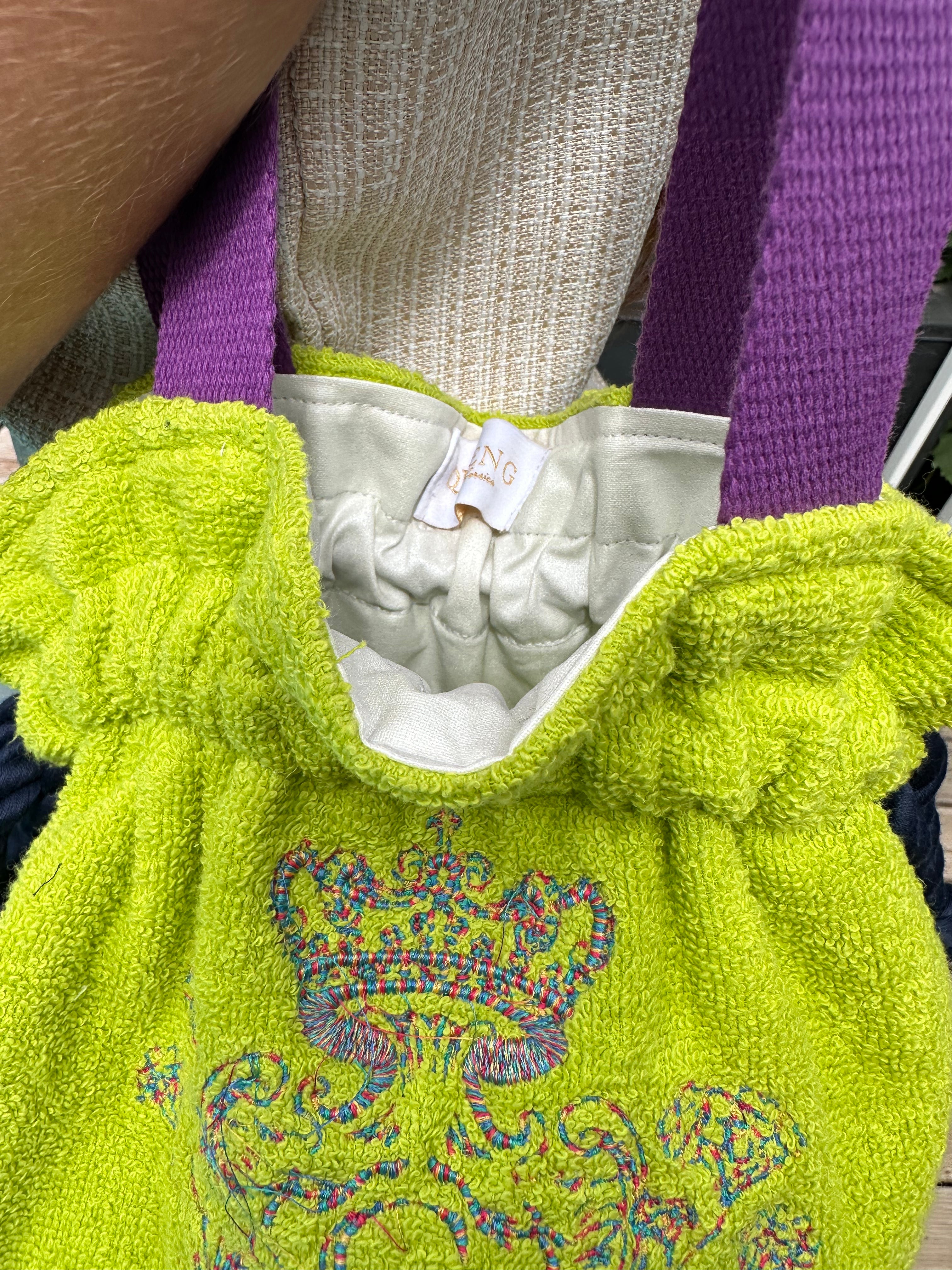 Modèle Mini sac cabas en éponge Vert Pomme  intérieur en cretonne enduite Blanc Nacré Logo Bleu et Rose