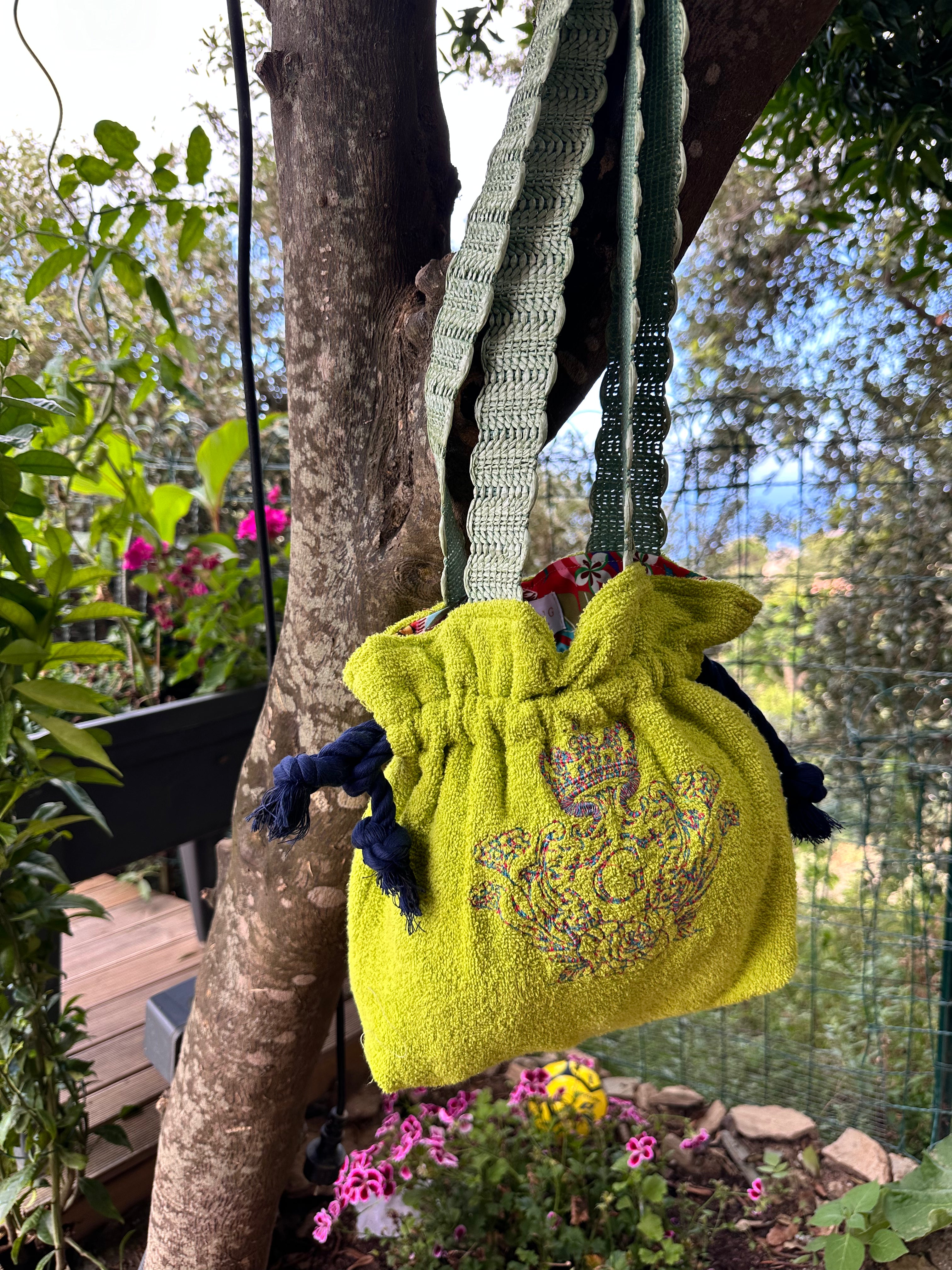 Modèle Mini sac cabas en éponge Vert Pomme intérieur en cretonne enduite Logo Bleu et Rose