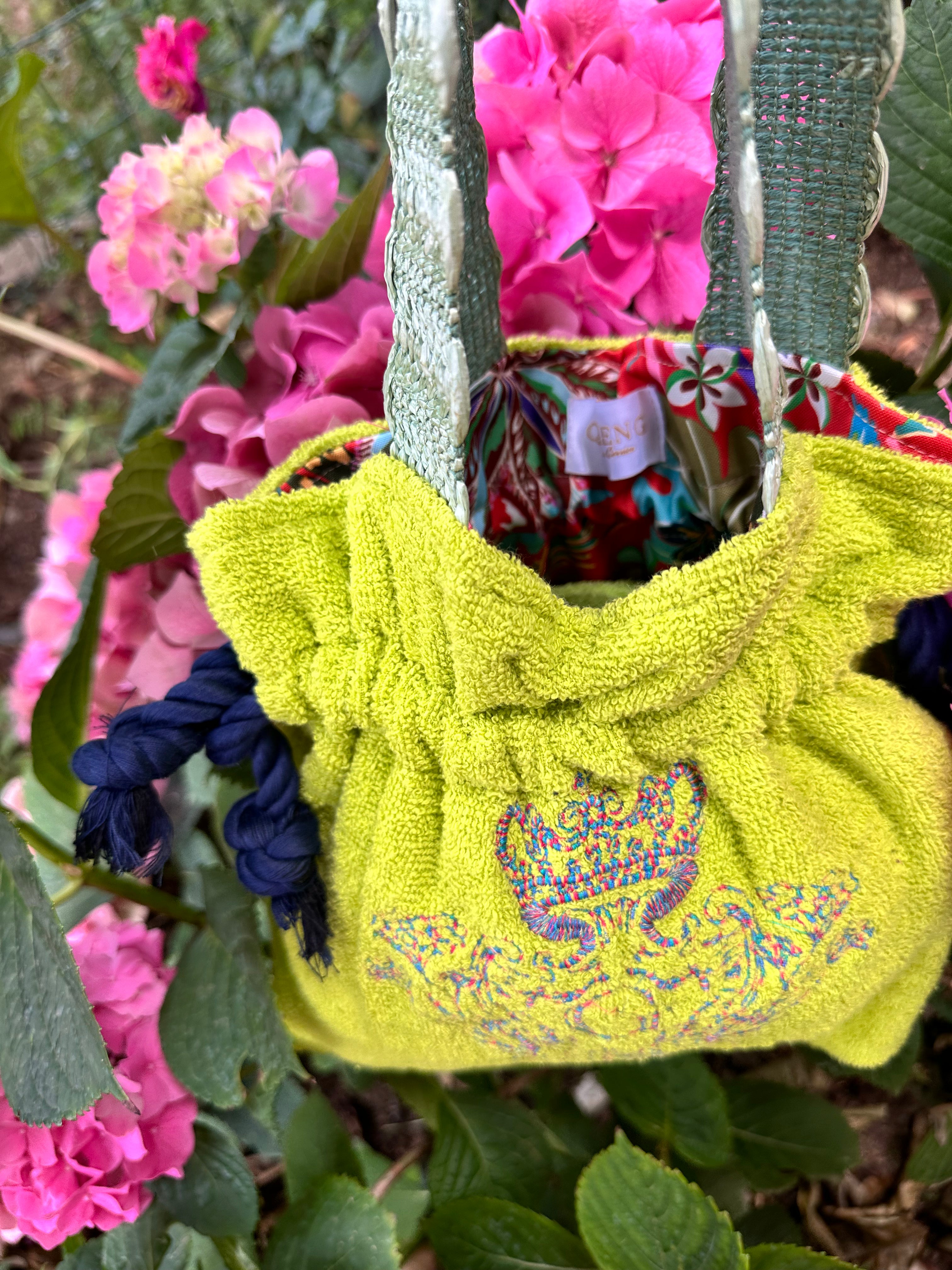 Modèle Mini sac cabas en éponge Vert Pomme intérieur en cretonne enduite Logo Bleu et Rose