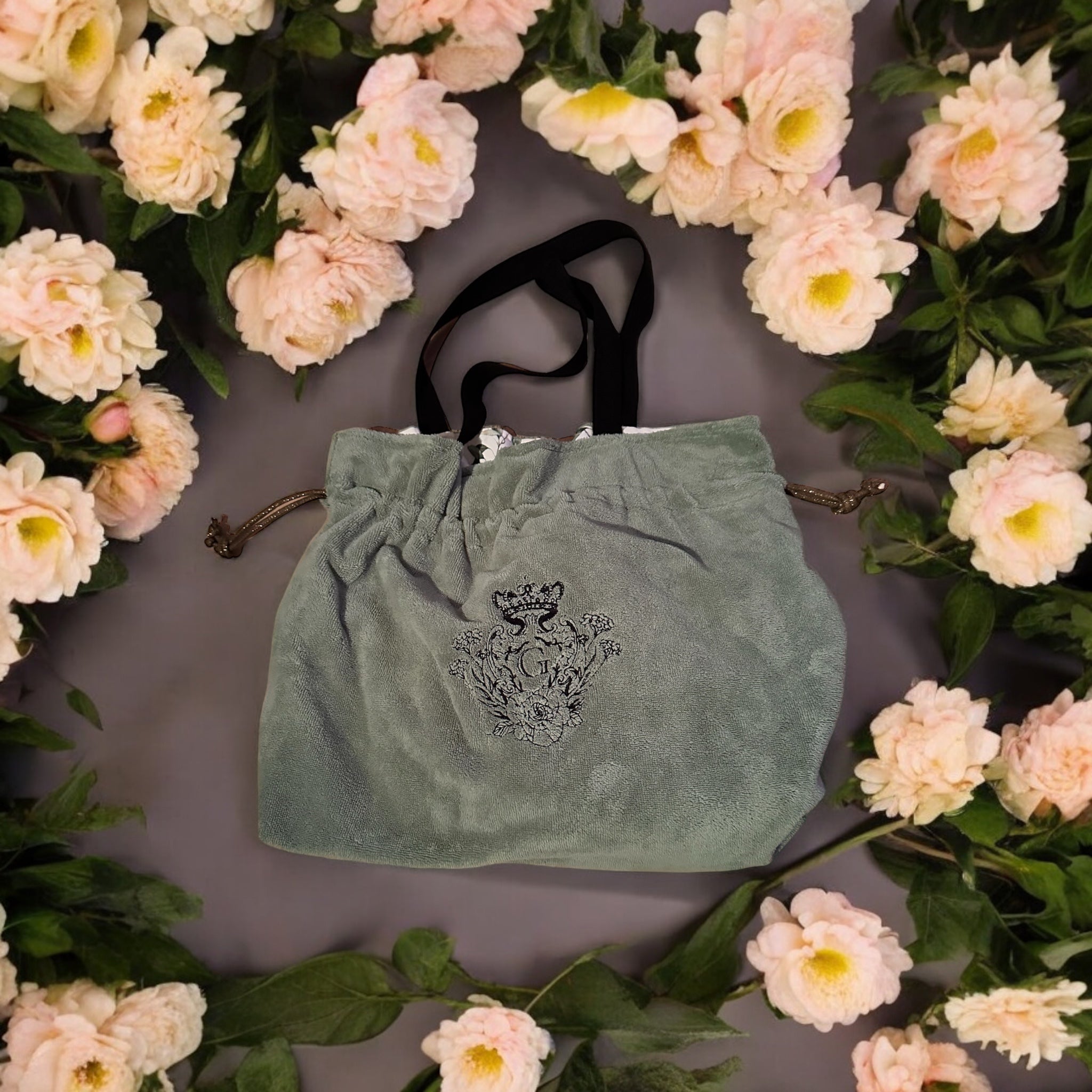 Modèle sac cabas XL en éponge Bambou de couleur Sauge intérieur en cretonne enduite Blanche thème feuillage et son logo Noir