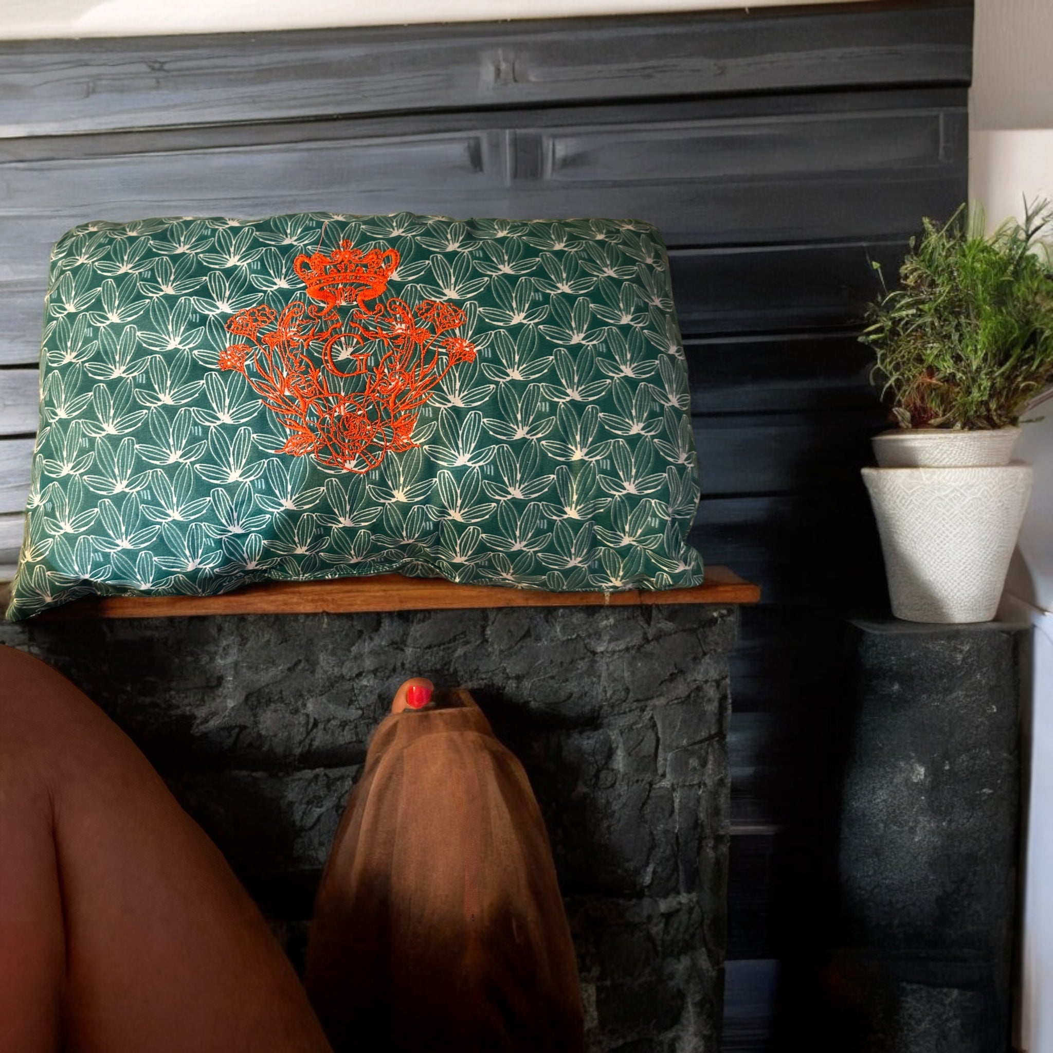 Coussin de plage en cretonne enduite Verte et son logo Orange Fluo