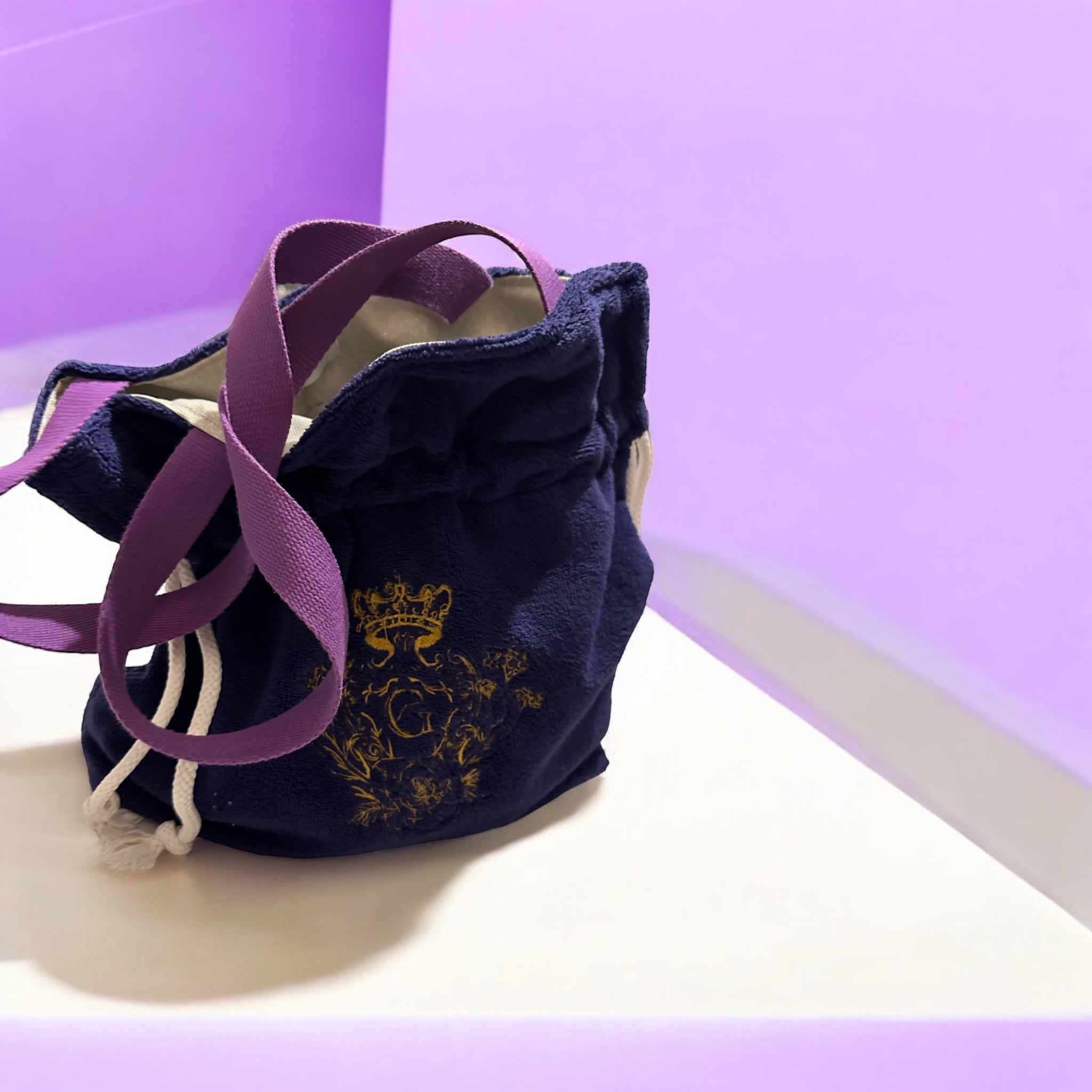 Modèle sac cabas moyen en éponge Bambou de couleur Mauve intérieur en cretonne enduite Doré et logo Doré