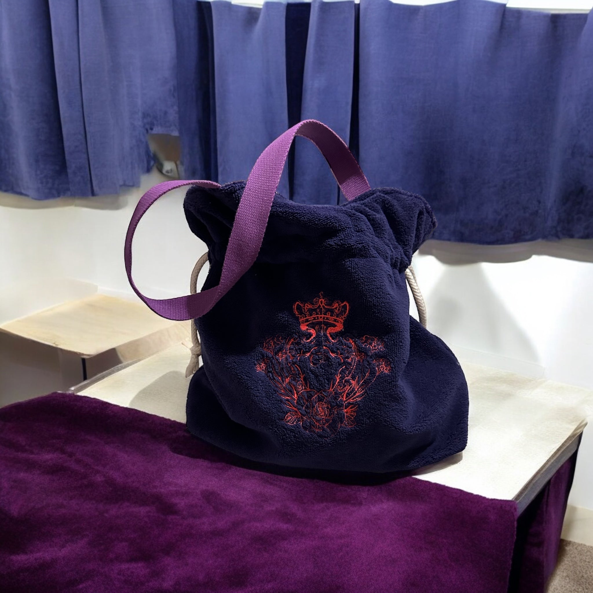 Modèle sac cabas moyen en éponge Bambou de couleur Mauve intérieur en cretonne enduite Blanc nacré  et logo Rouge