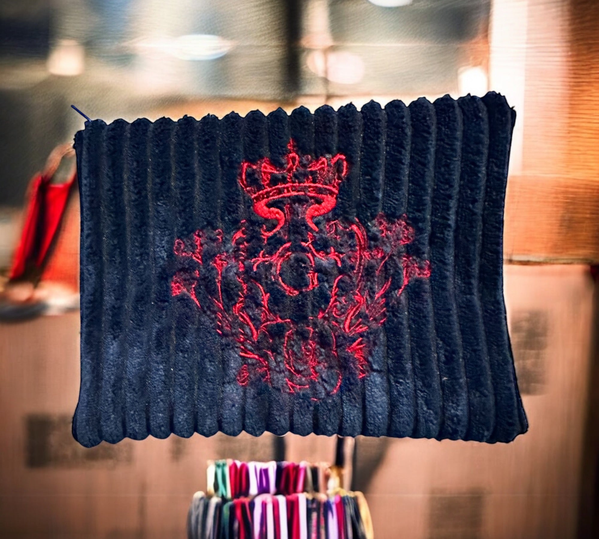 Pochette velours côtelé modèle «Maddie » Bleu Marine logo Rouge