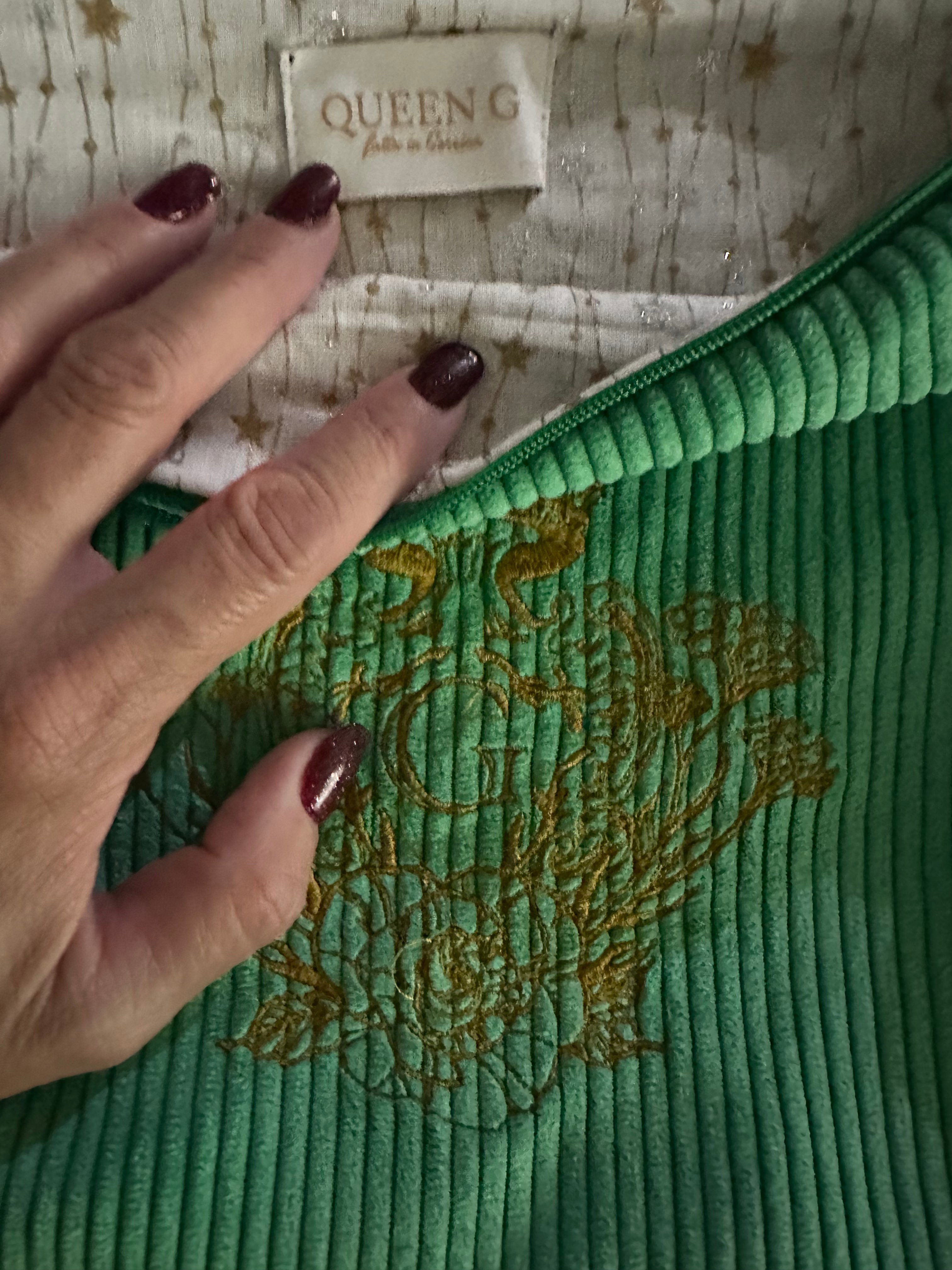 Pochette velours fines côtes  XL modèle «Maddie »de couleur Vert et son logo Doré