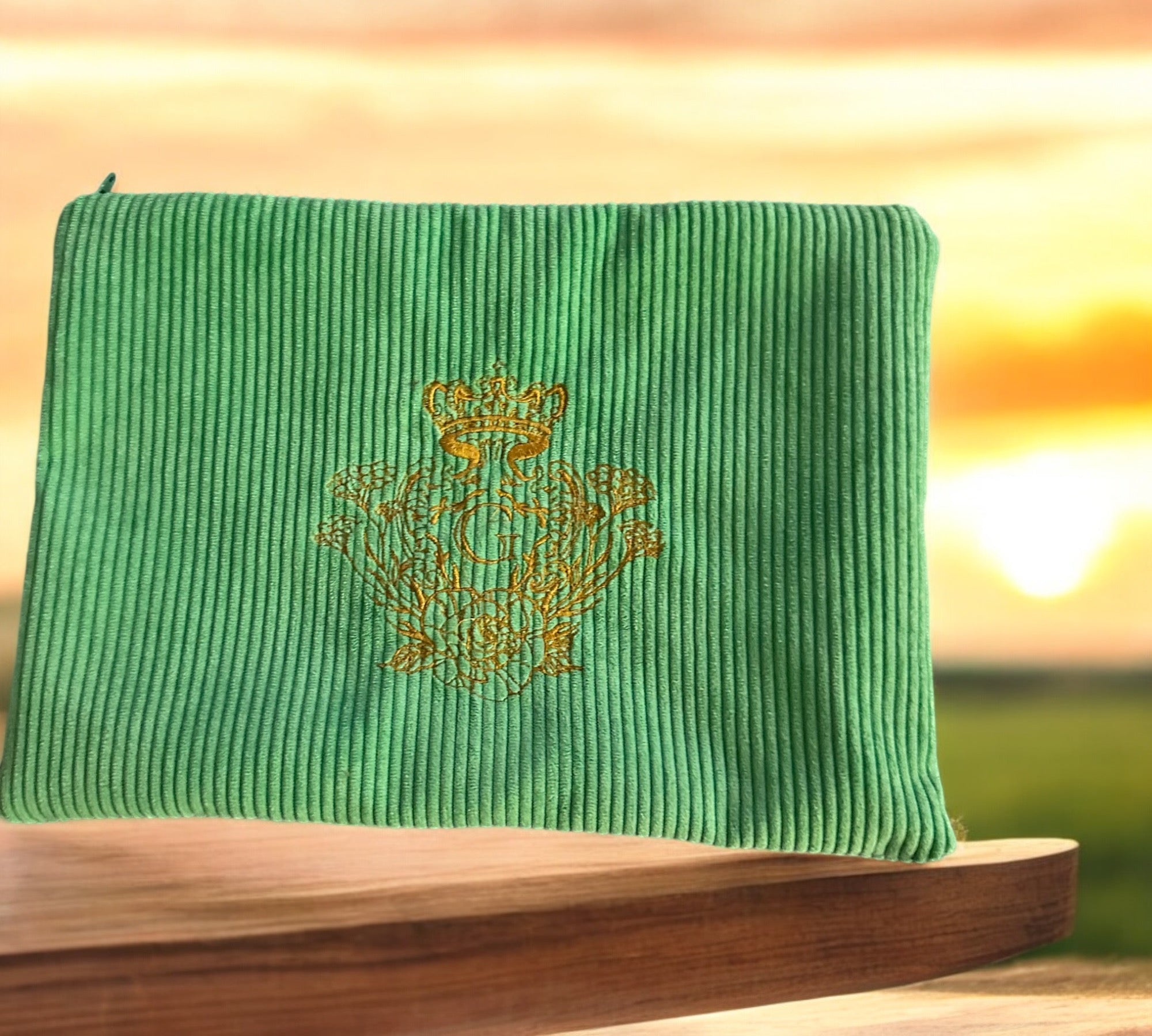 Pochette velours fines côtes  XL modèle «Maddie »de couleur Vert et son logo Doré