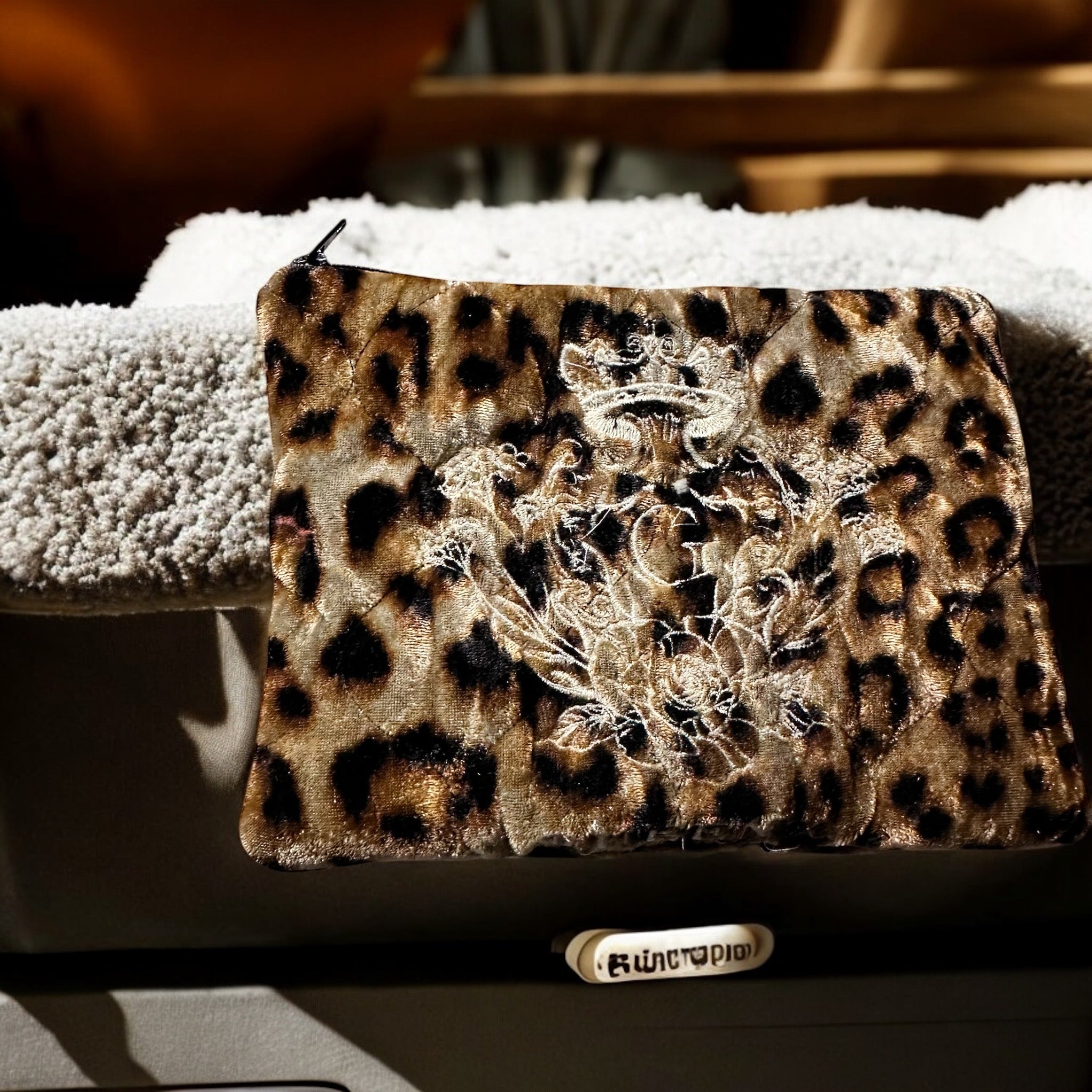 Pochette en velours Matelassé                                    Imprimé Léopard 🐆 modèle « Maddie »et son logo brodé Beige