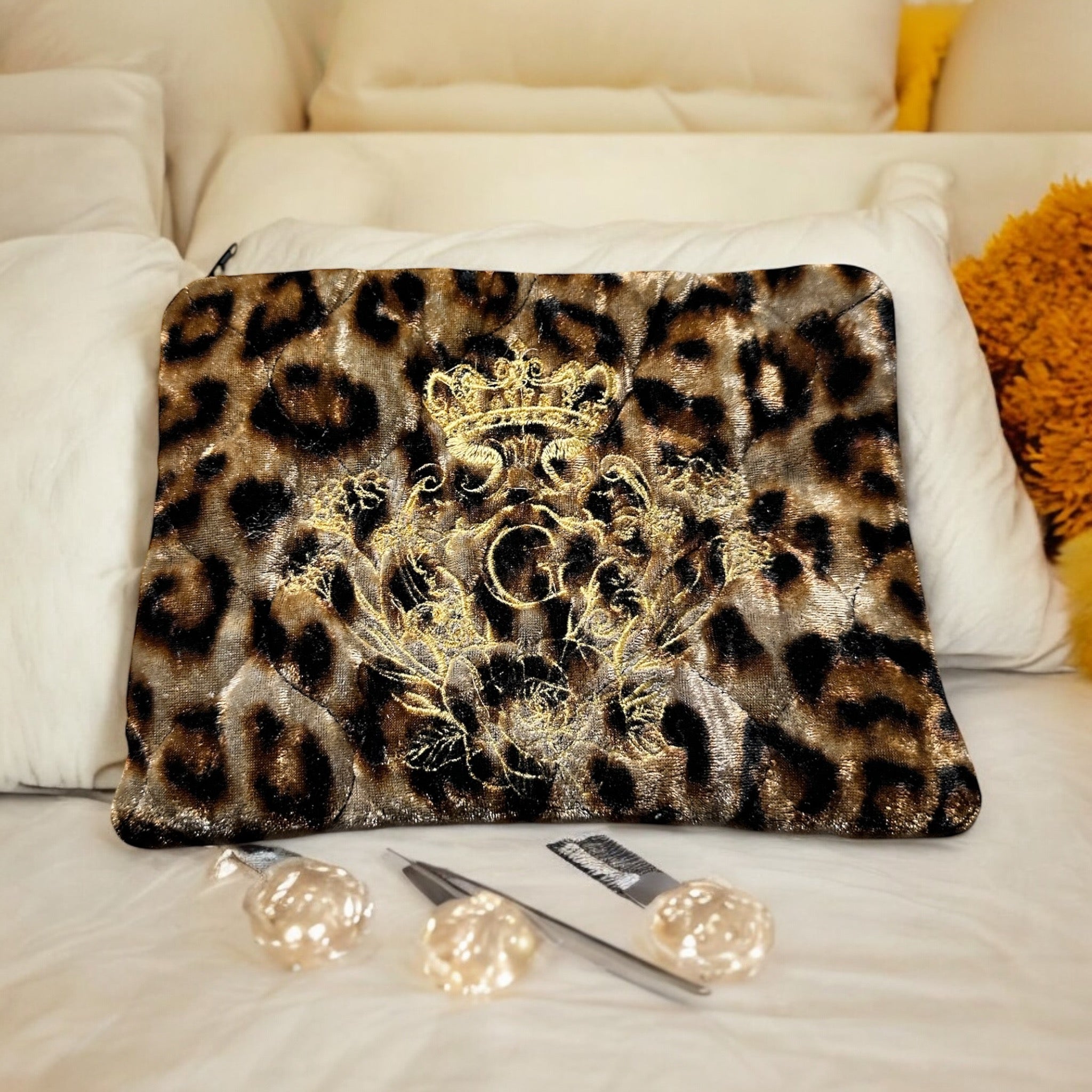 Pochette en velours Matelassé                                    Imprimé Léopard 🐆 modèle « Maddie »et son logo brodé Doré