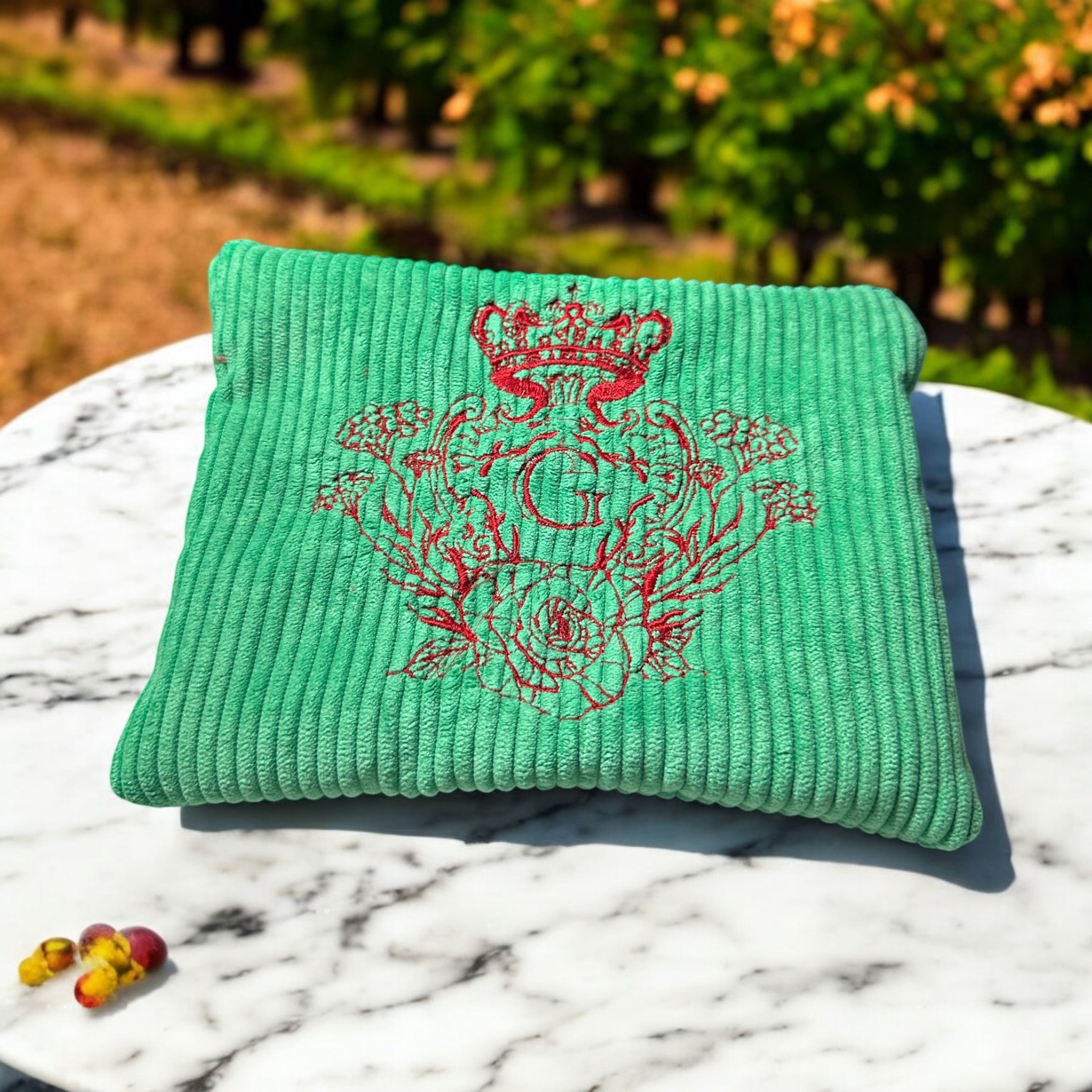 Pochette velours fines côtes modèle «Maddie » Vert intérieur en coton rouge doré et son logo brodé Rouge