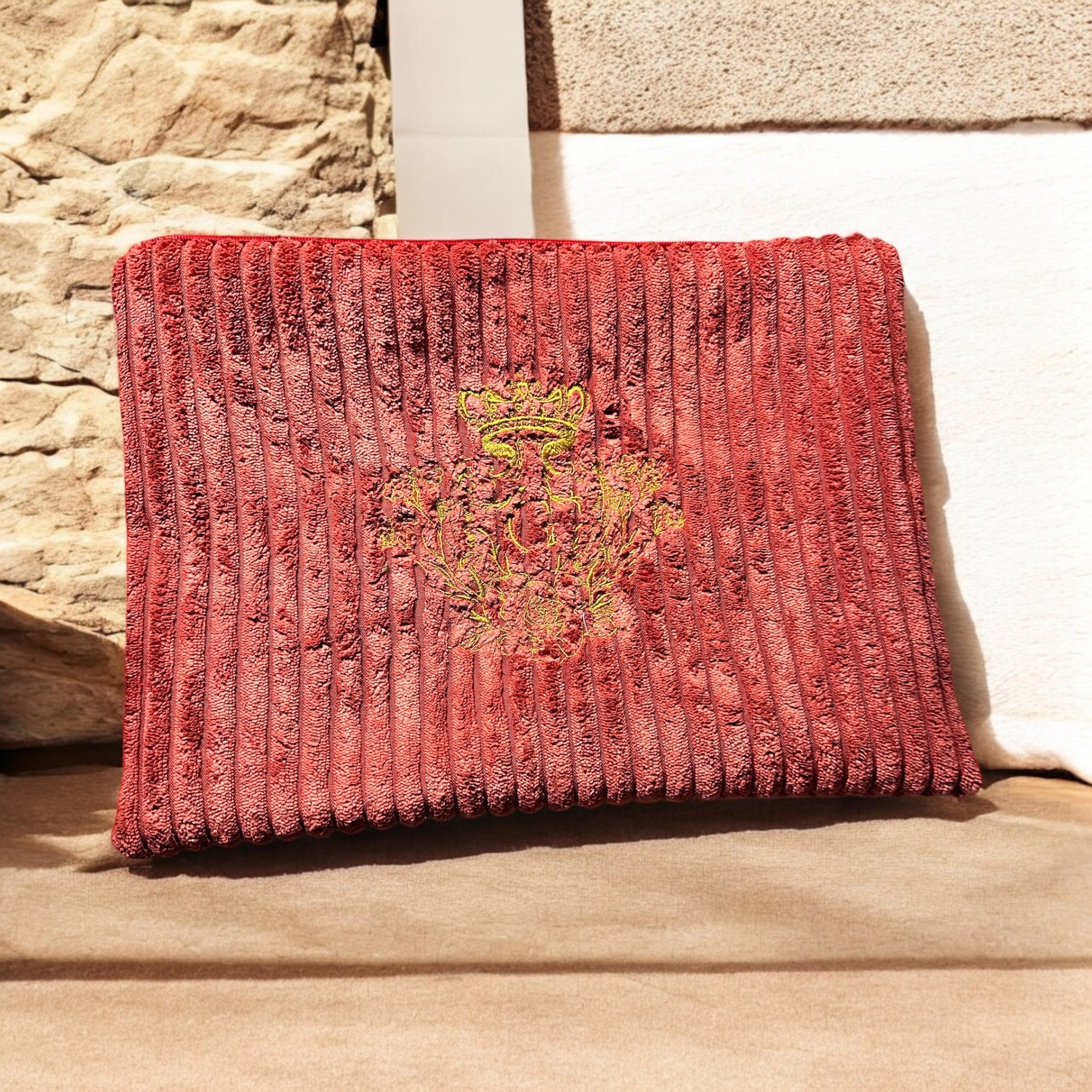 Pochette velours côtelé modèle « Maddie »couleur Terracotta doublure en flanelle thème Noël tartan flocon or rouge et son logo Doré