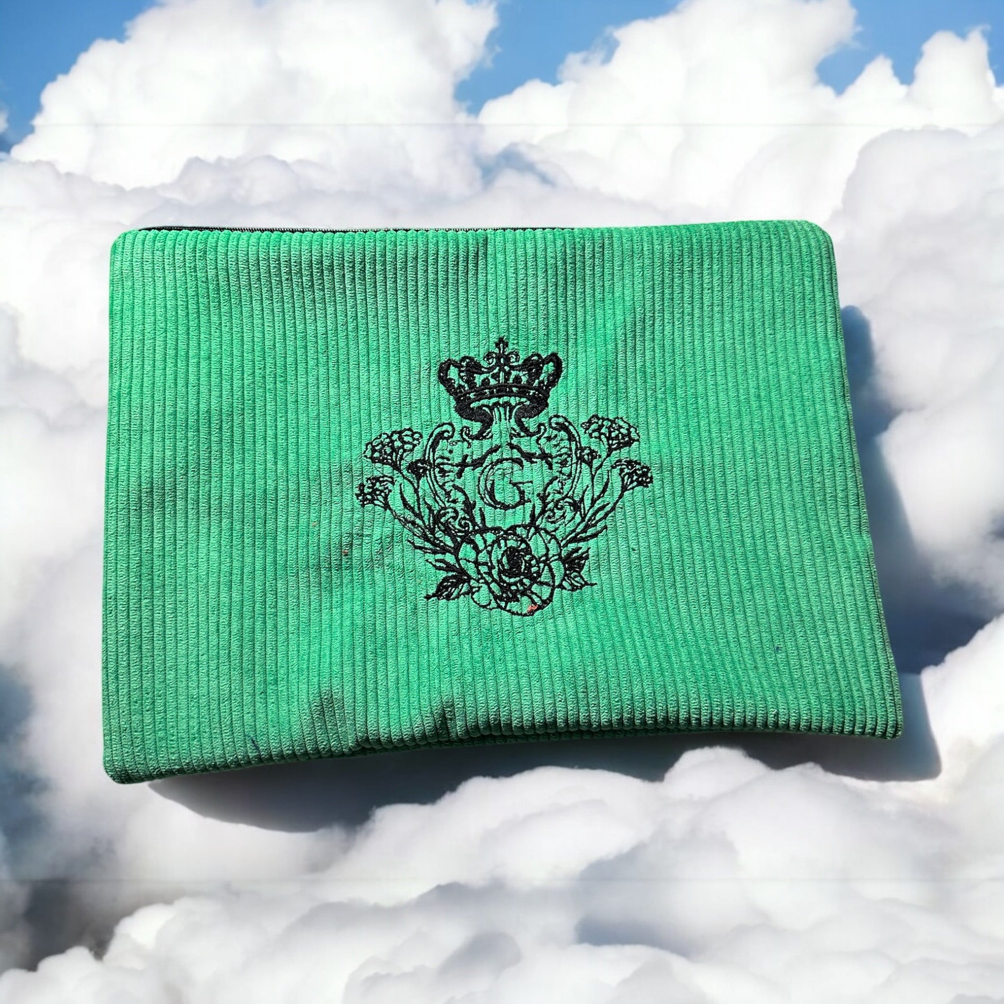 Pochette velours fines côtes  modèle «Maddie »de couleur Vert intérieur en coton Blanc étoiles dorées et son logo Noir