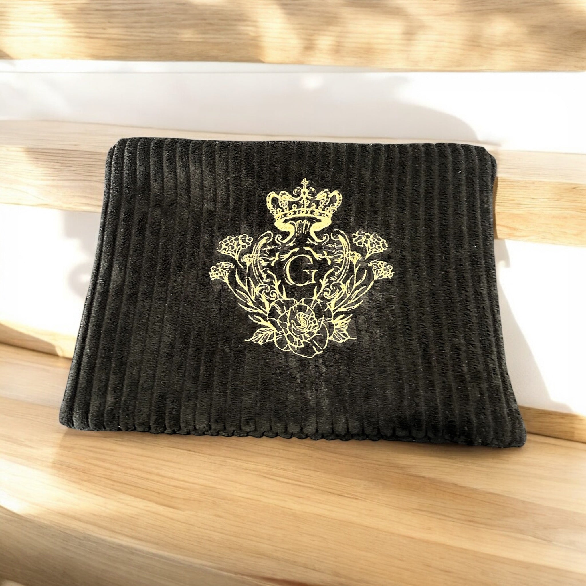 Pochette velours côtelé modèle « Maddie »couleur Noir intérieur en coton rouge doré et son logo Doré