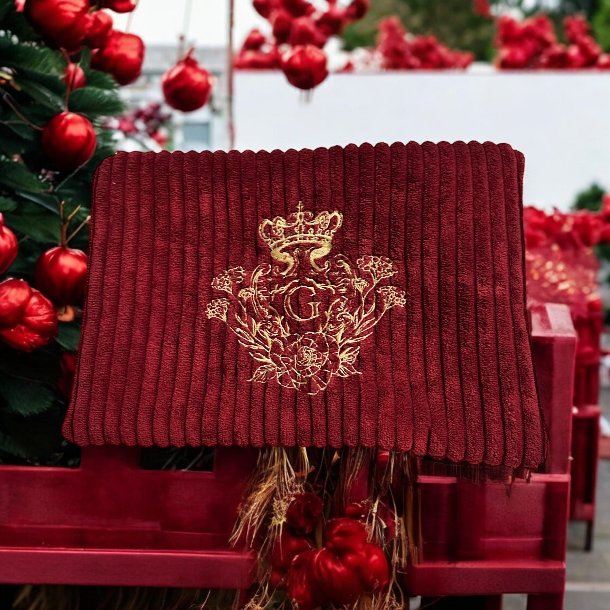 Pochette velours côtelé modèle « Maddie »couleur Rouge doublure en flanelle thème Noël tartan flocon or rouge  brodé de son logo Doré