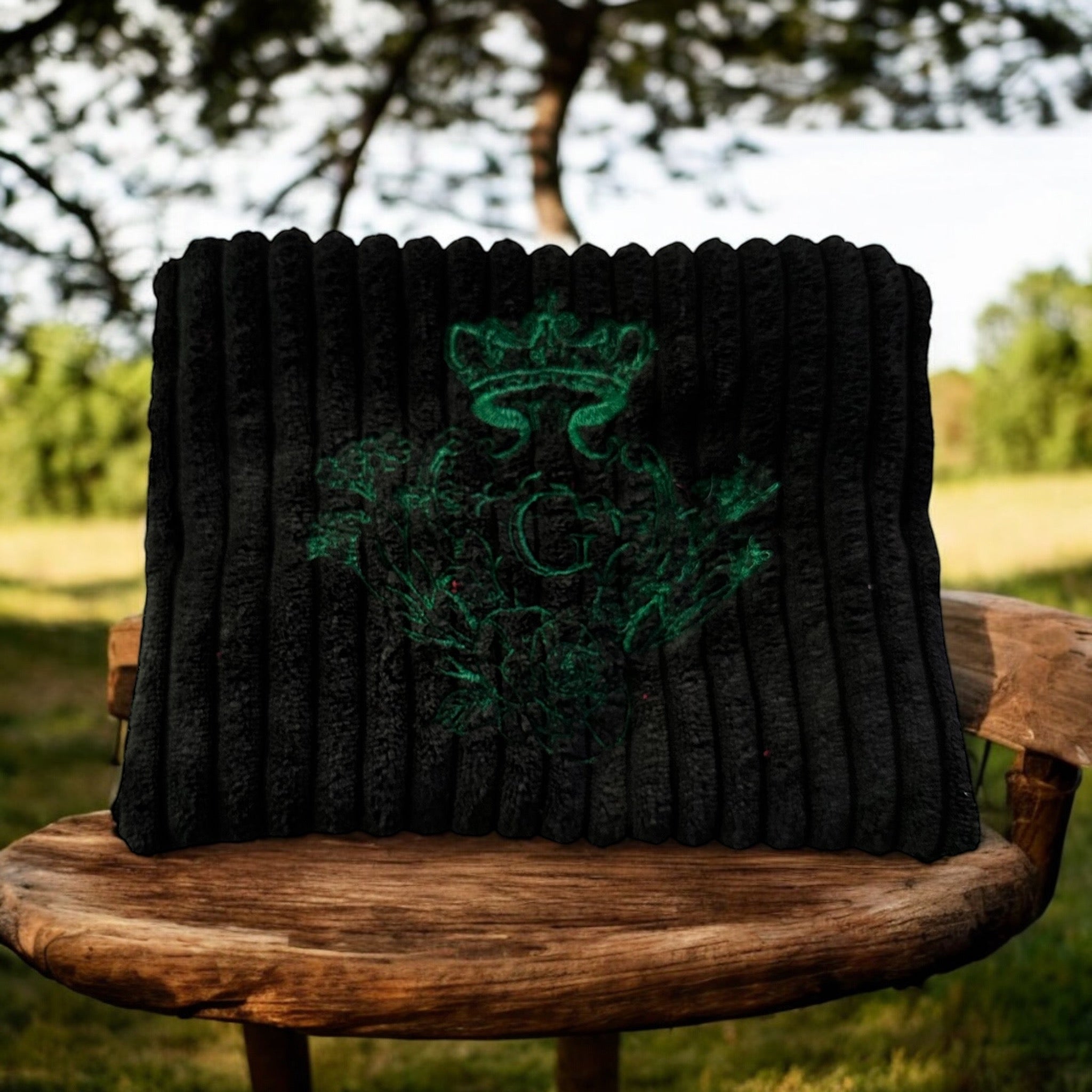 Pochette velours côtelé modèle «Maddie »de couleur Noir et son logo brodé Vert