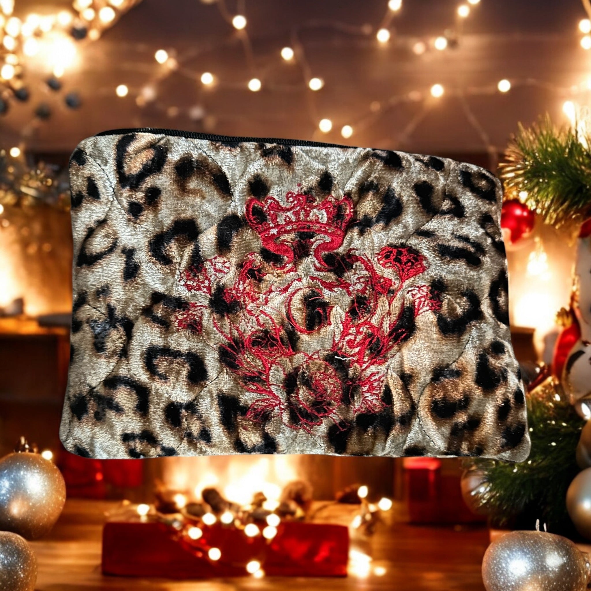 Pochette en velours Matelassé                                    Imprimé Léopard 🐆 modèle « Maddie »et son logo brodé Rouge