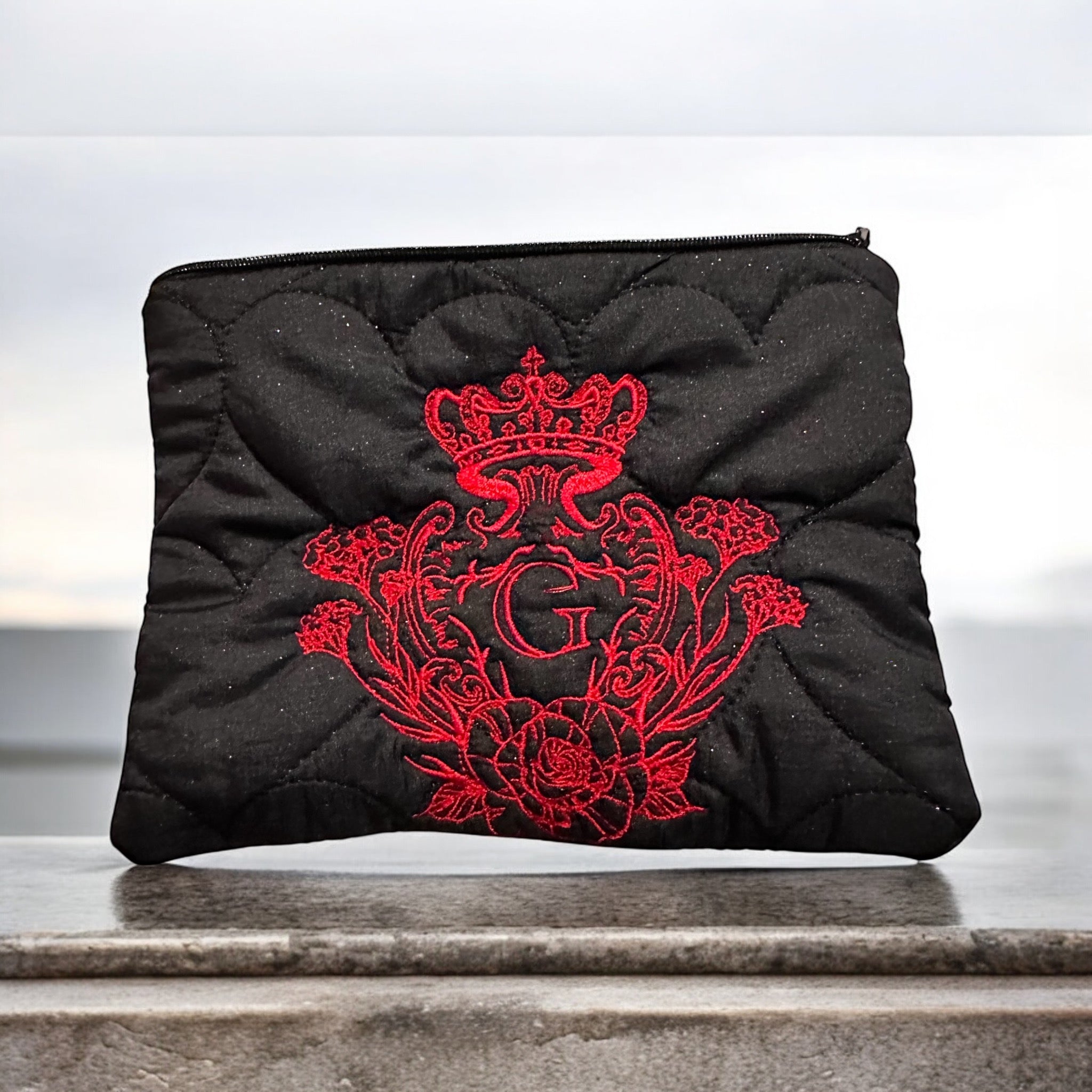 Pochette noir en tissu matelassé cœurs paillettes noir ouaté intérieur coton et son logo brodé Rouge