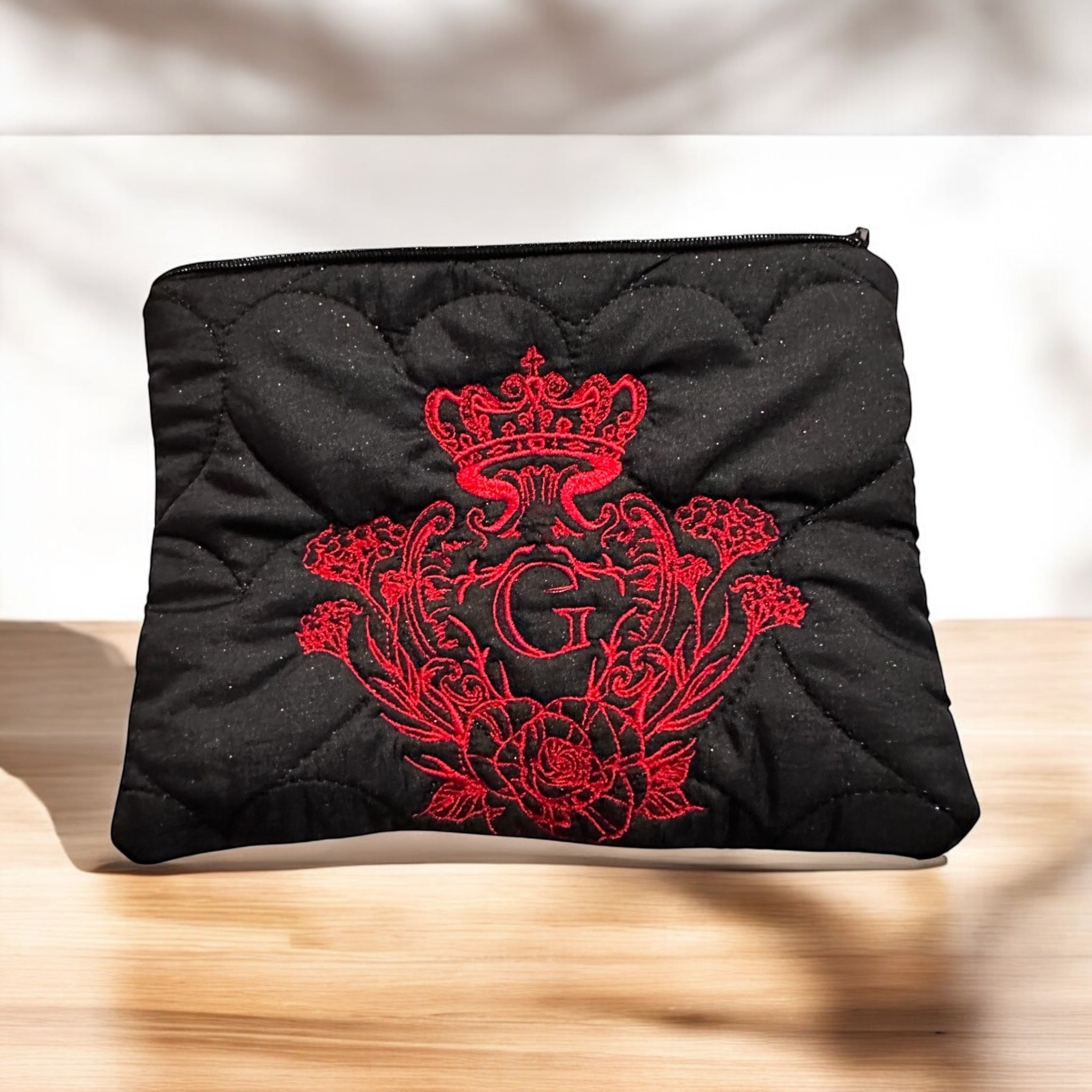 Pochette noir en tissu matelassé cœurs paillettes noir ouaté intérieur coton et son logo brodé Rouge