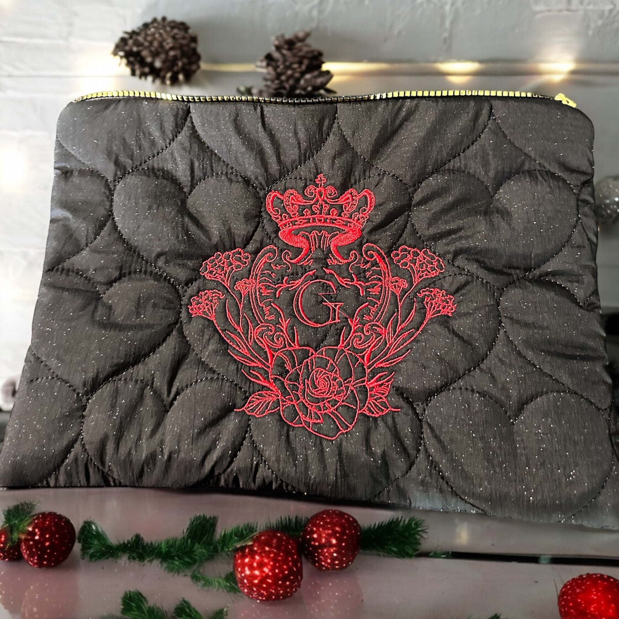 Pochette noir en tissu matelassé cœurs paillettes noir ouaté intérieur coton noir et doré et son logo Rouge