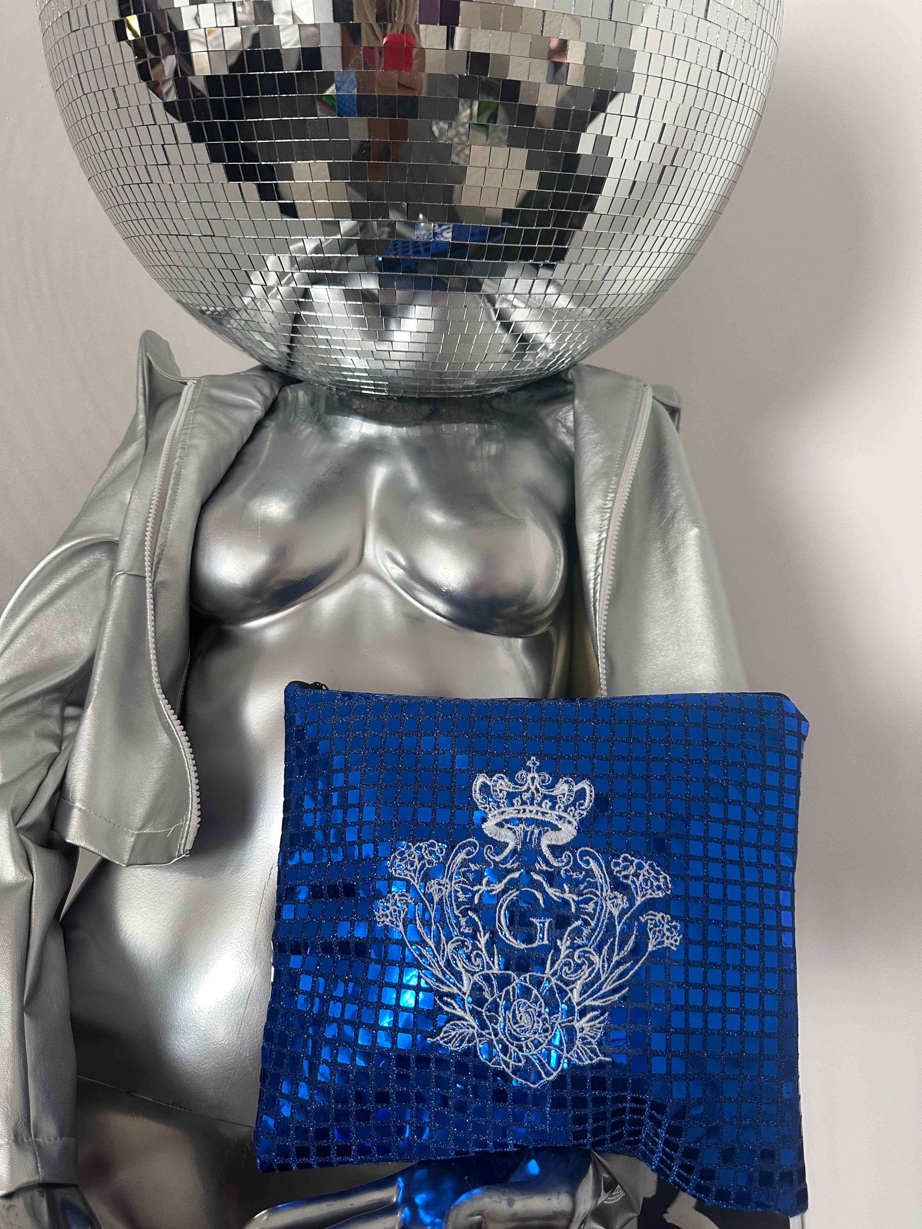 Pochette XL paillettes carrées Bleu électrique sa doublure blanche et son logo Blanc