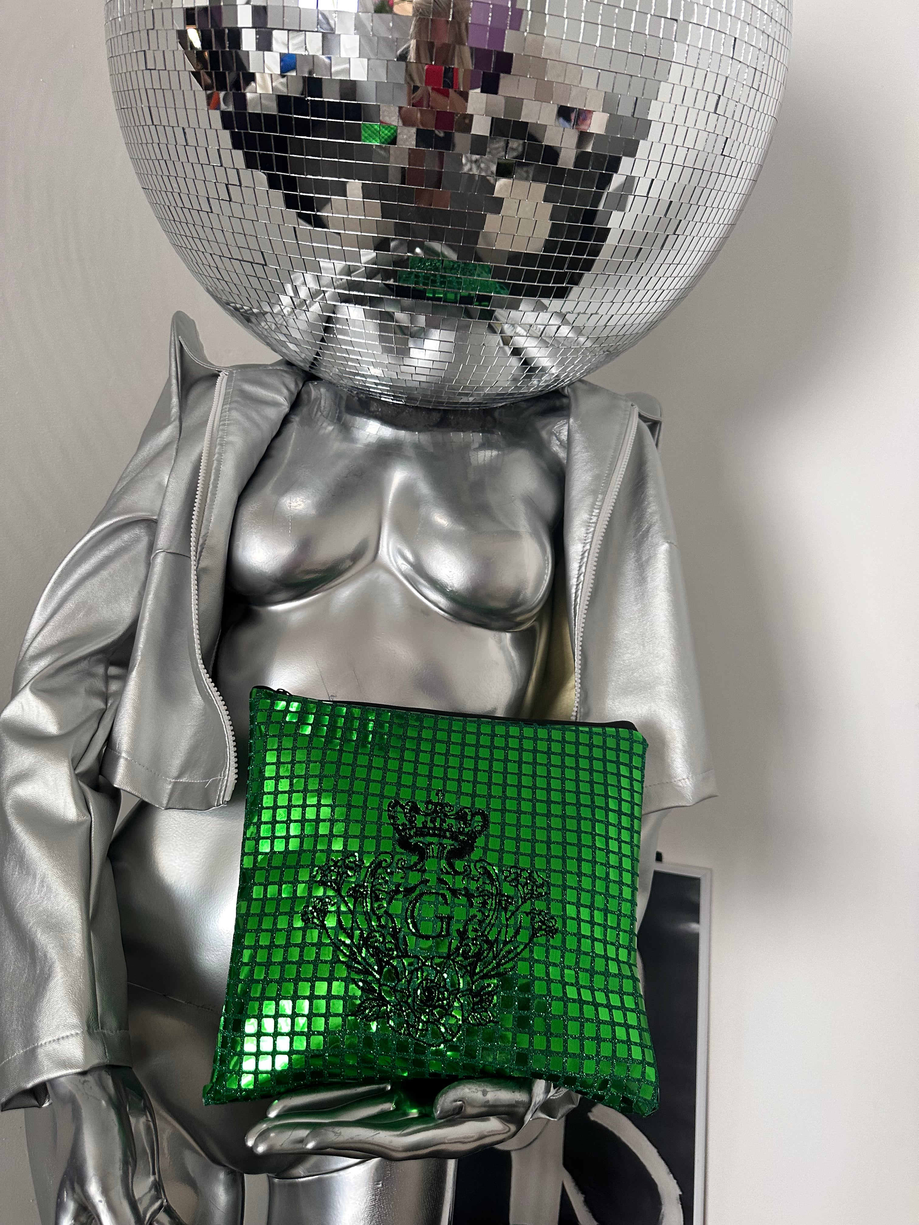 Pochette XL paillettes carrées Verte sa doublure blanche et son logo Noir