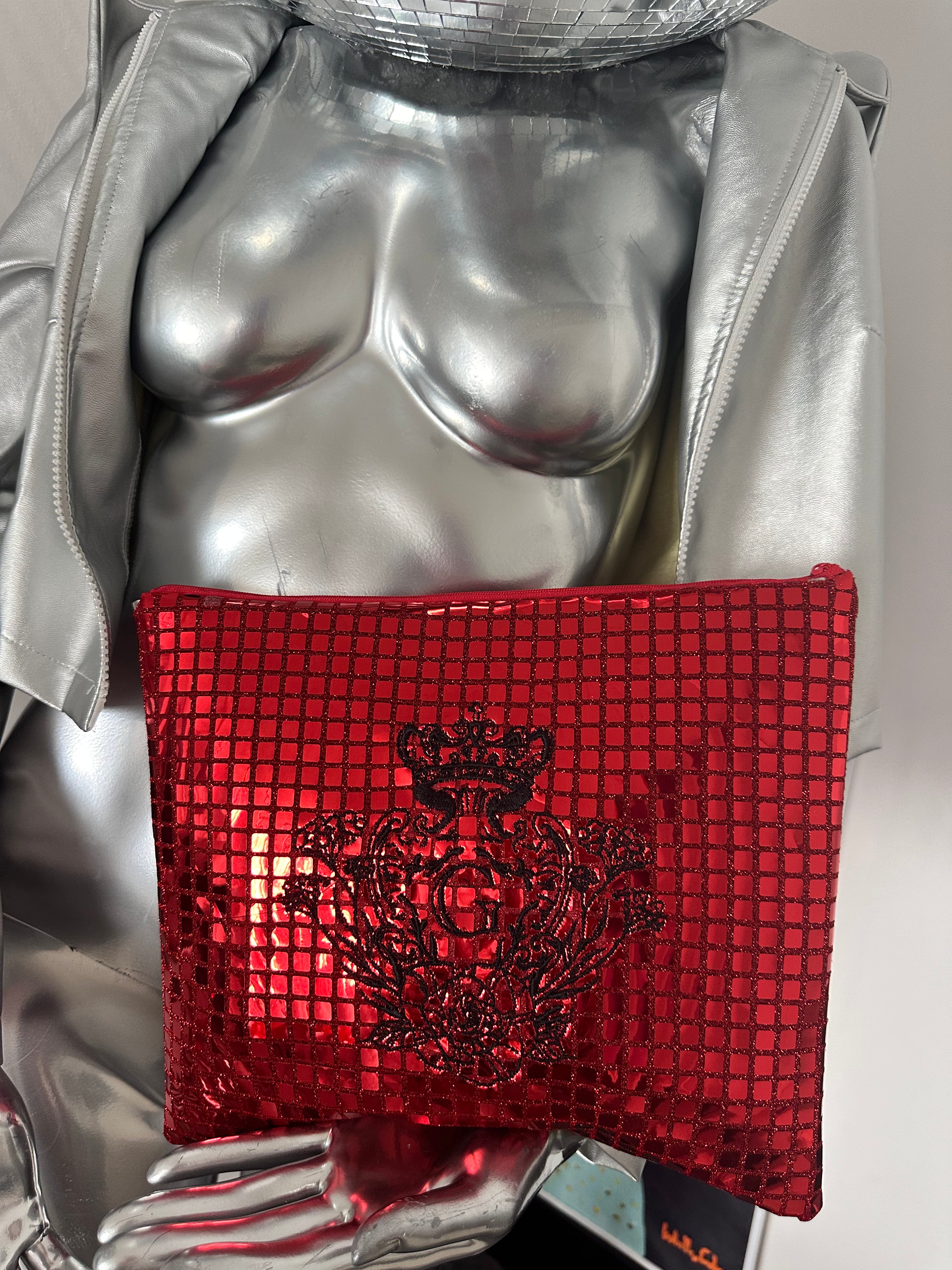Pochette XL paillettes carrées Rouge sa doublure blanche et son logo Noir