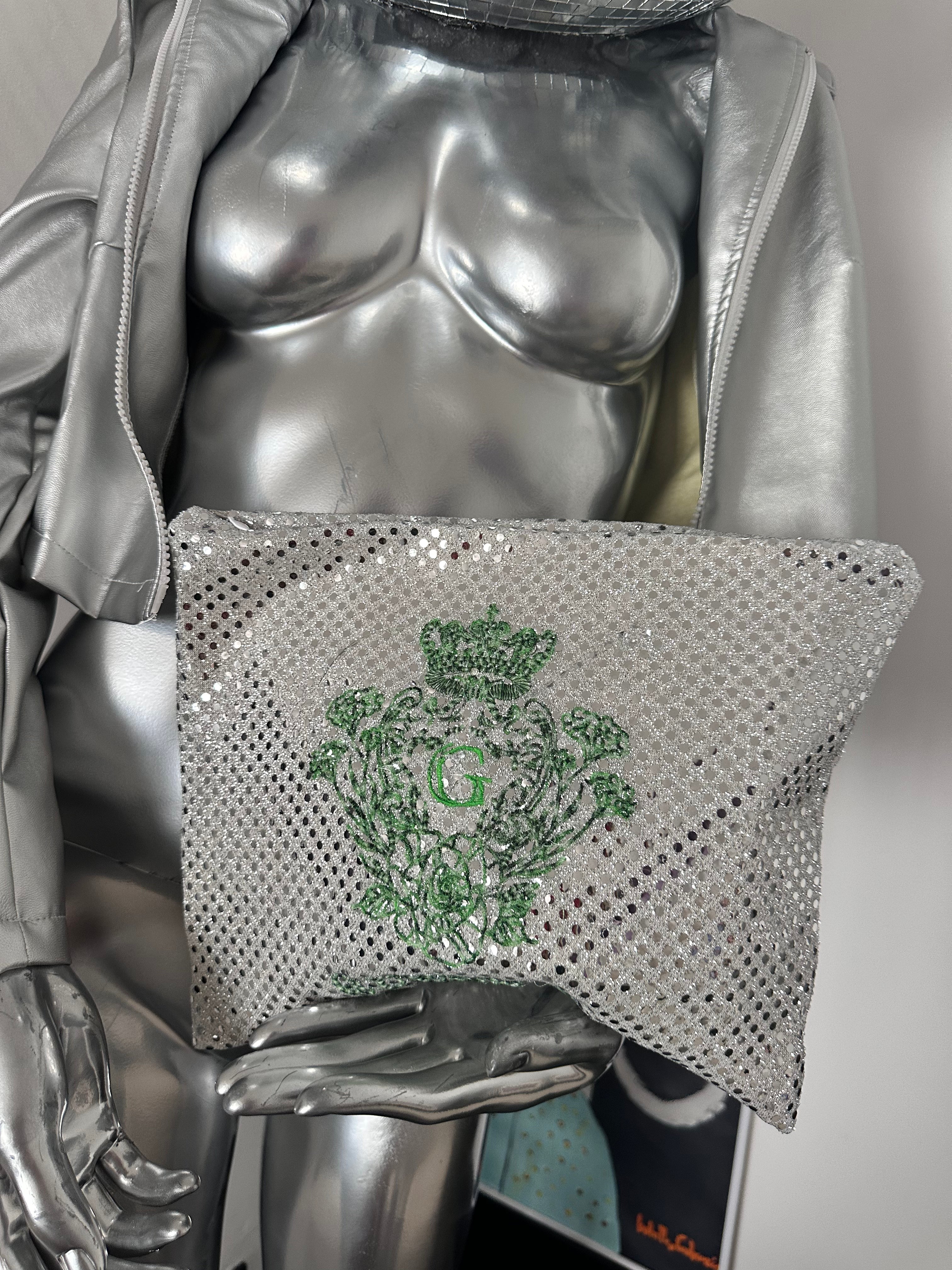 Pochette XL paillettes rondes  Argent sa doublure Blanche  et son logo Vert