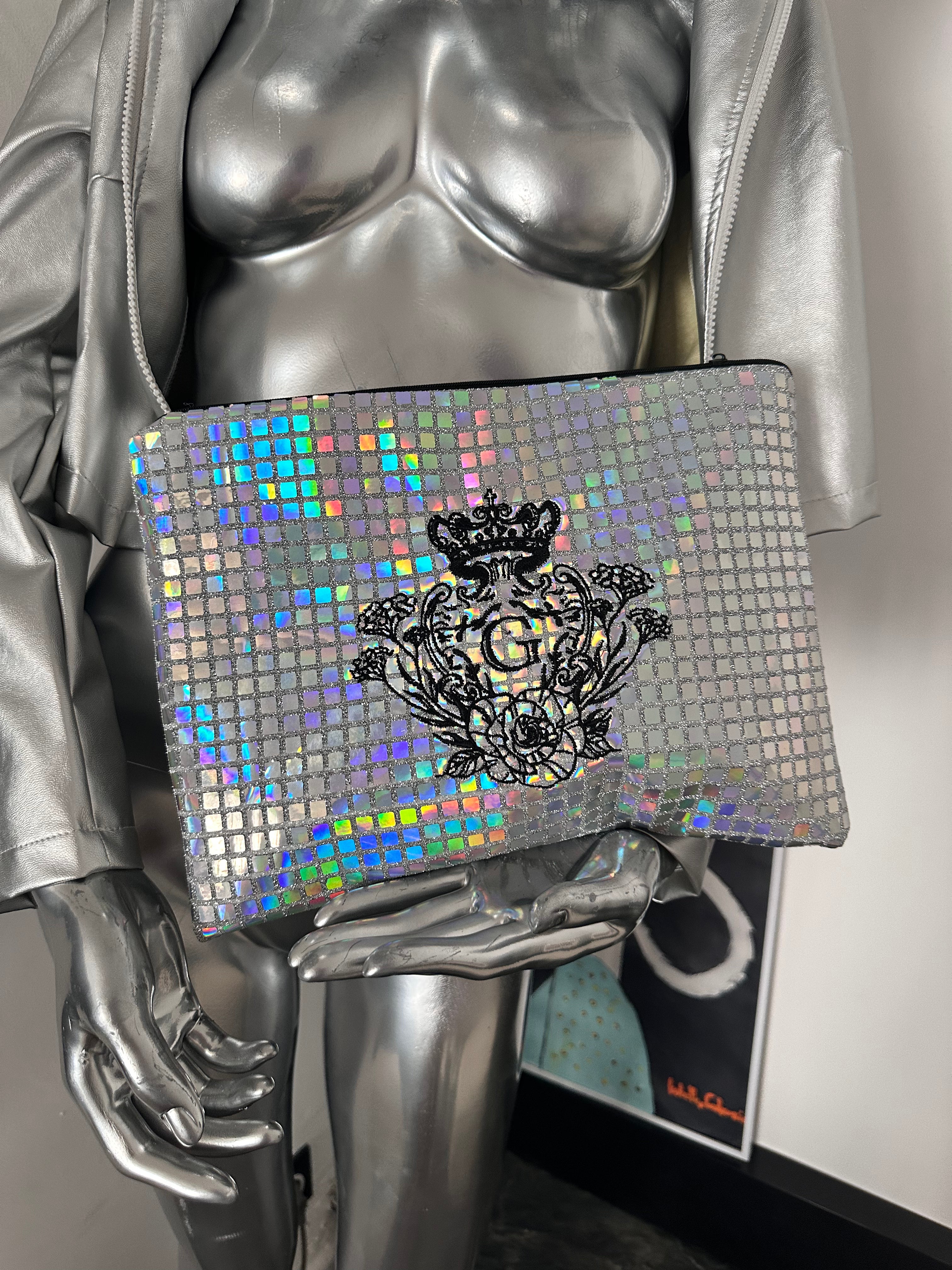 Pochette XL paillettes carrées argenté sa doublure Noir et son logo Noir