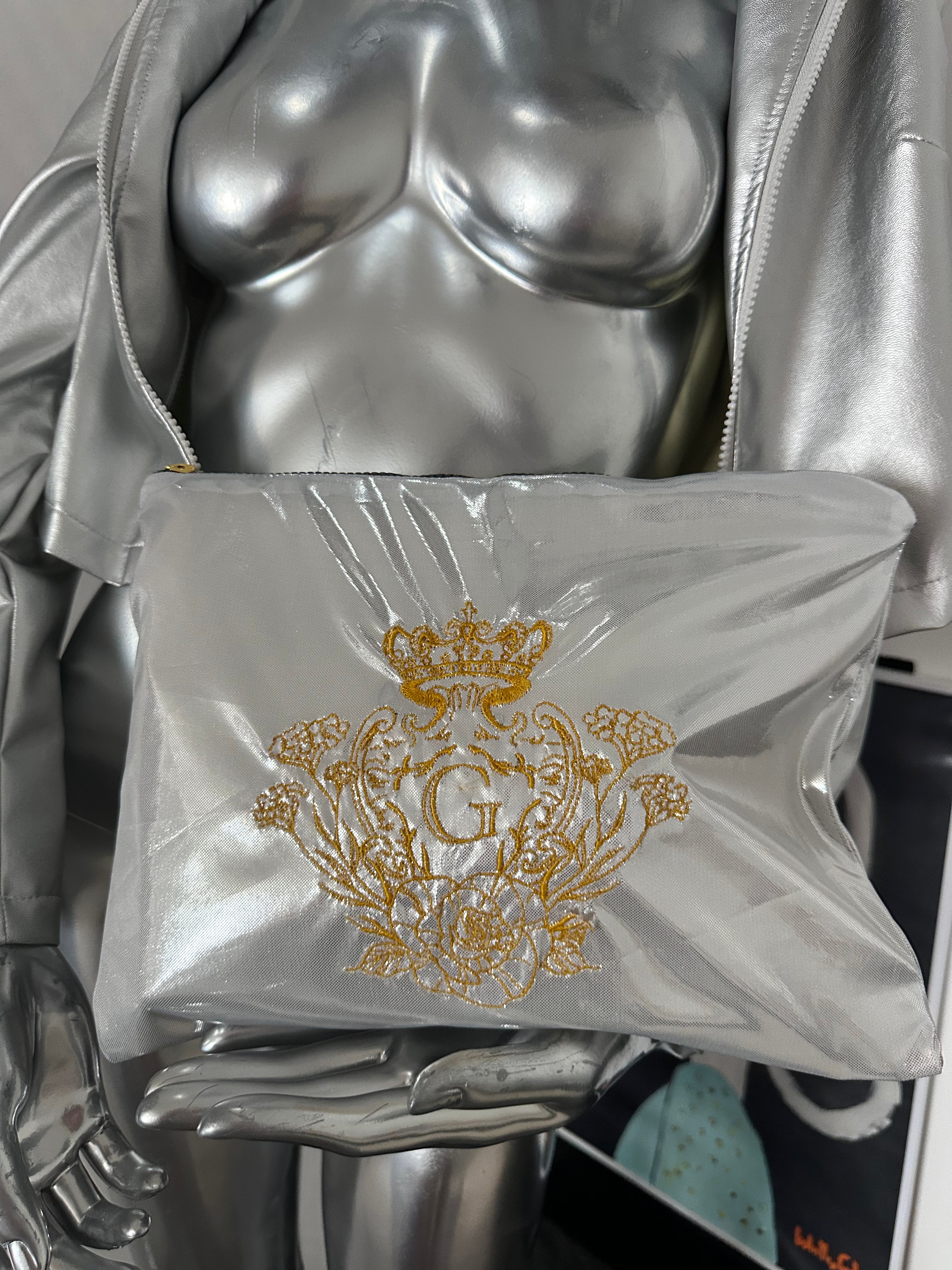 Pochette XL laser uni blanc et argent sa doublure en cretonne enduite blanche et son logo Doré