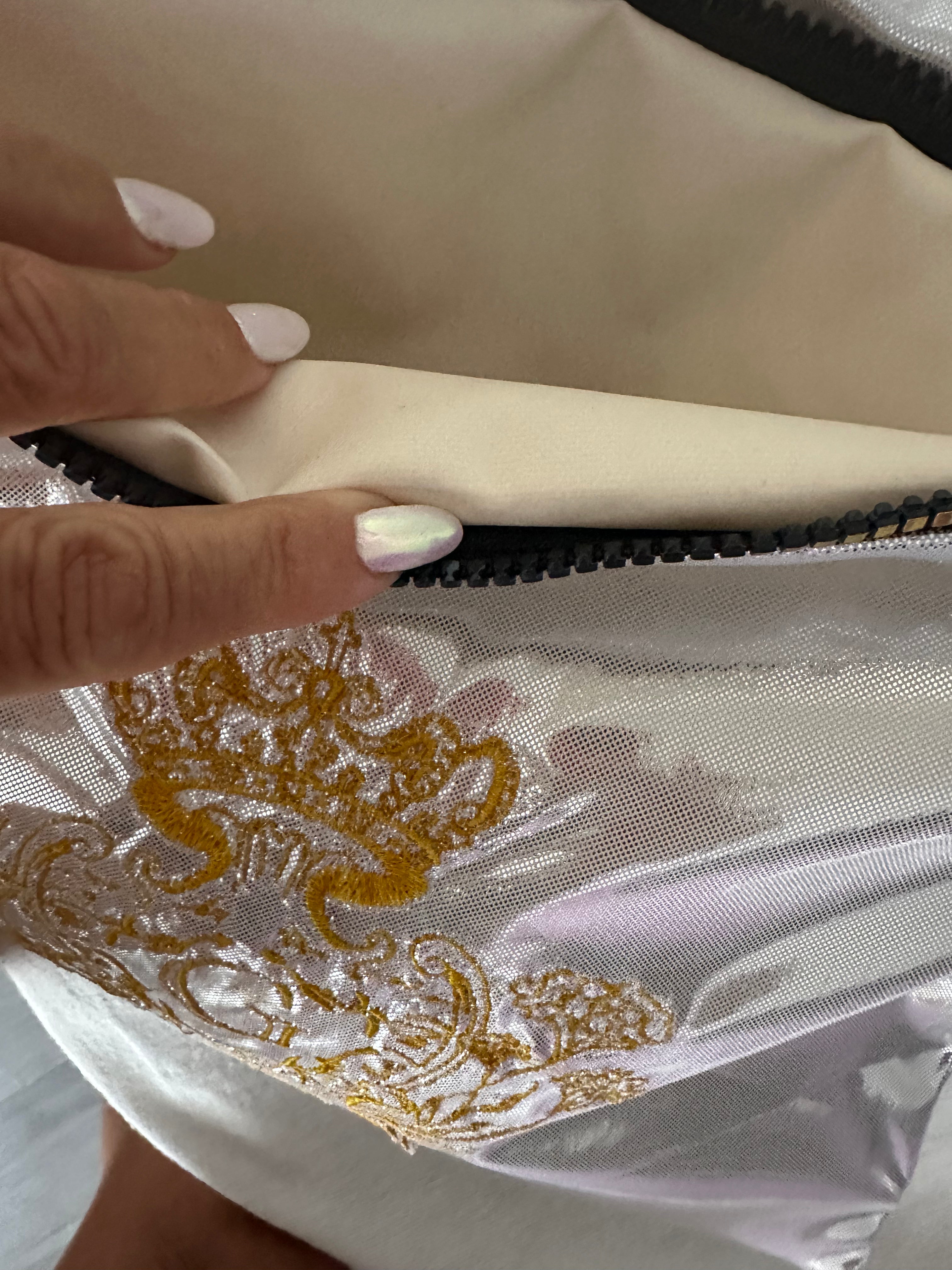 Pochette XL laser uni blanc et argent sa doublure en cretonne enduite blanche et son logo Doré