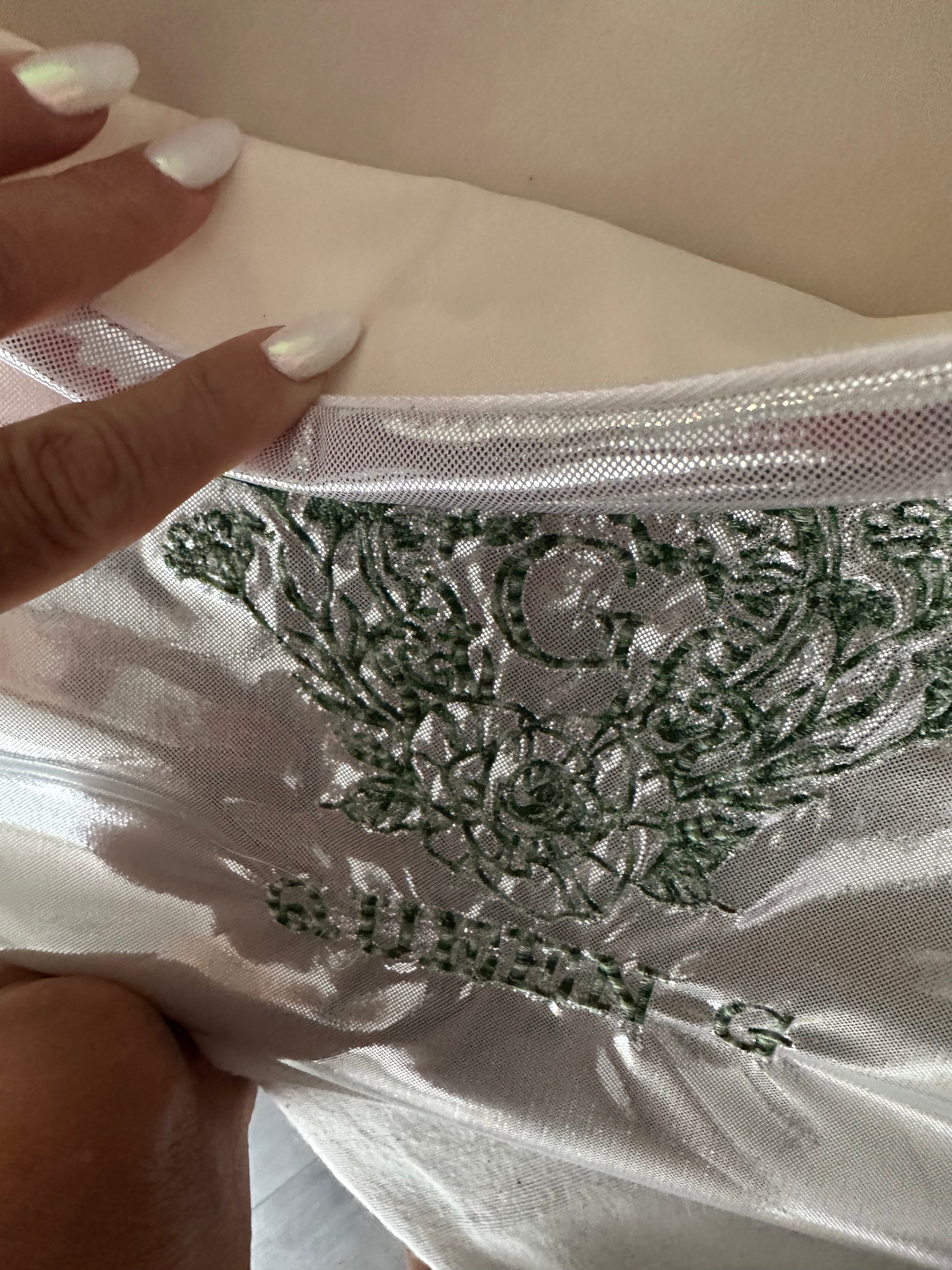 Pochette XL laser uni blanc et argent sa doublure en cretonne enduite blanche et son logo Vert