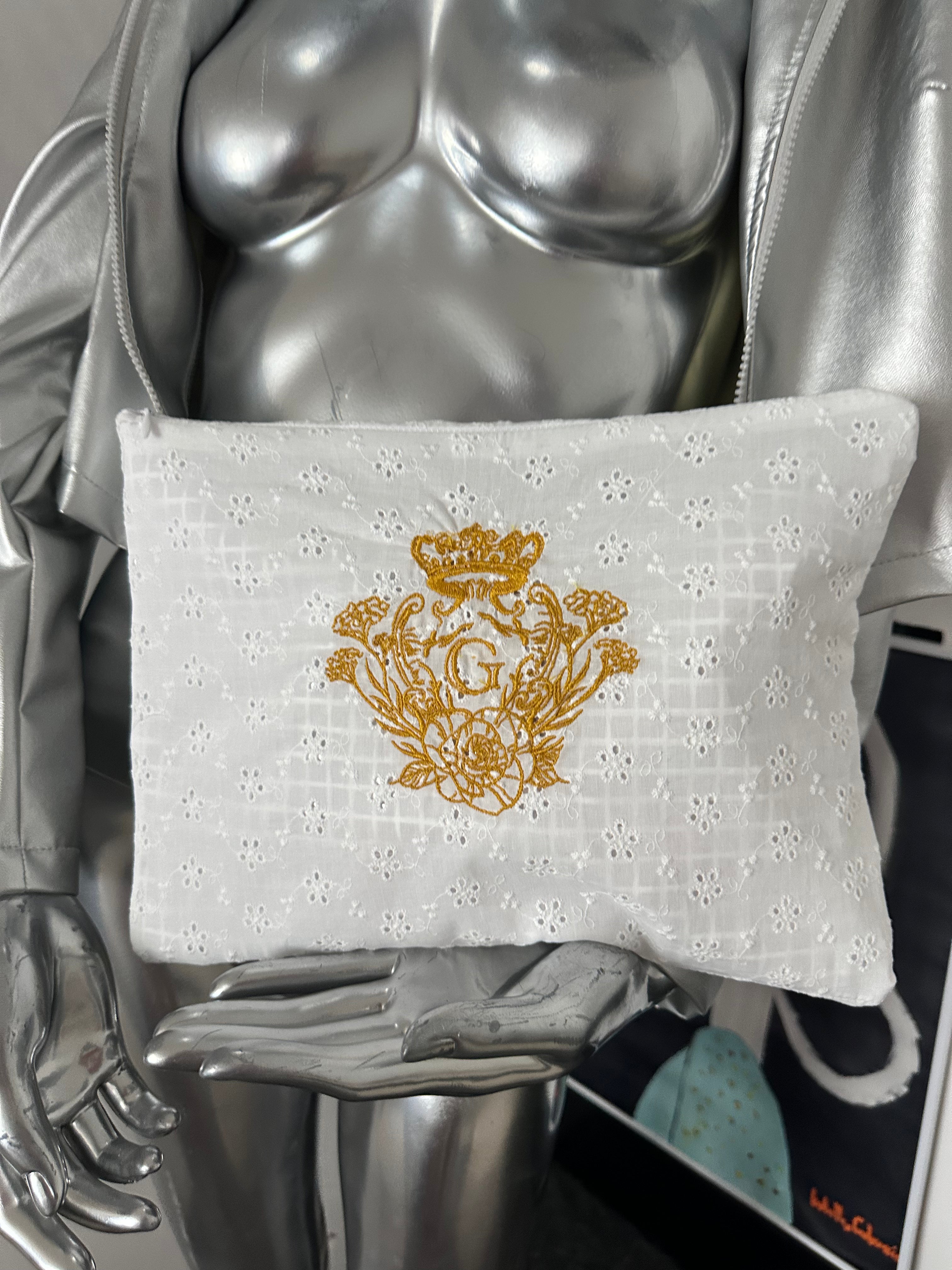 Pochette XL broderie anglaise petites fleurs doublé de coton blanc et son logo doré