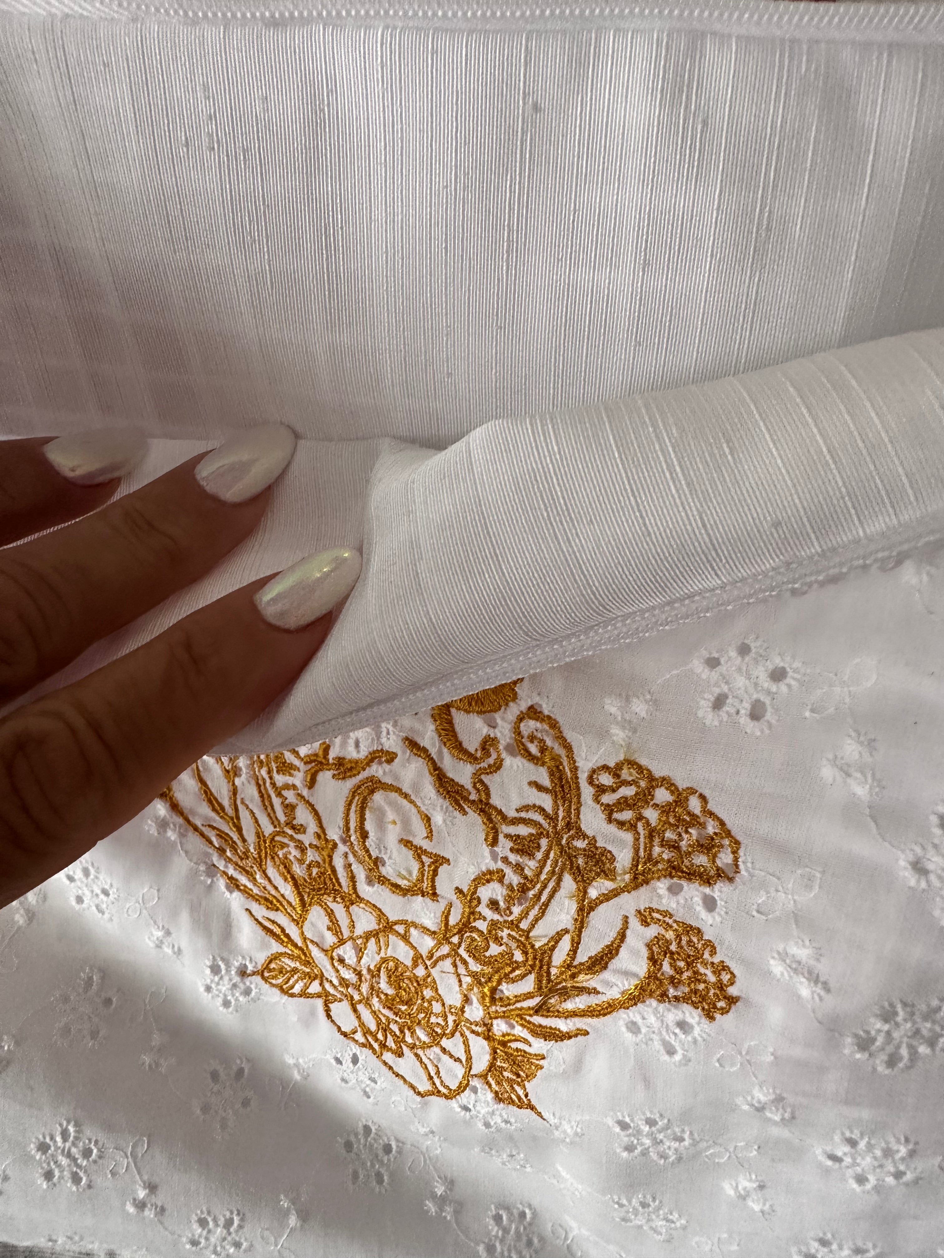 Pochette XL broderie anglaise petites fleurs doublé de coton blanc et son logo doré